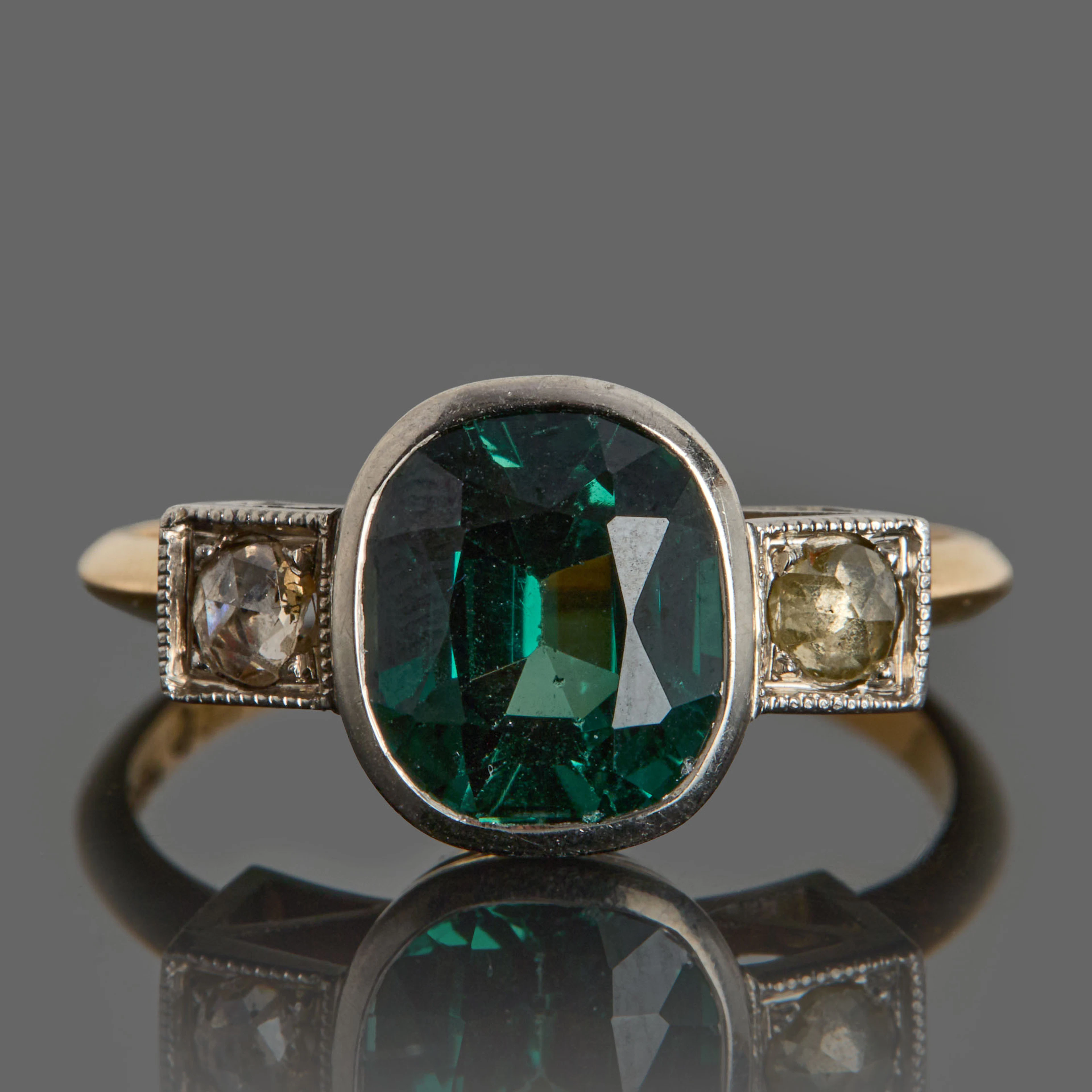 RING, 18k guld samt vitguld, mörkgrön syntetisk spinel med 2 st rosenslipade
