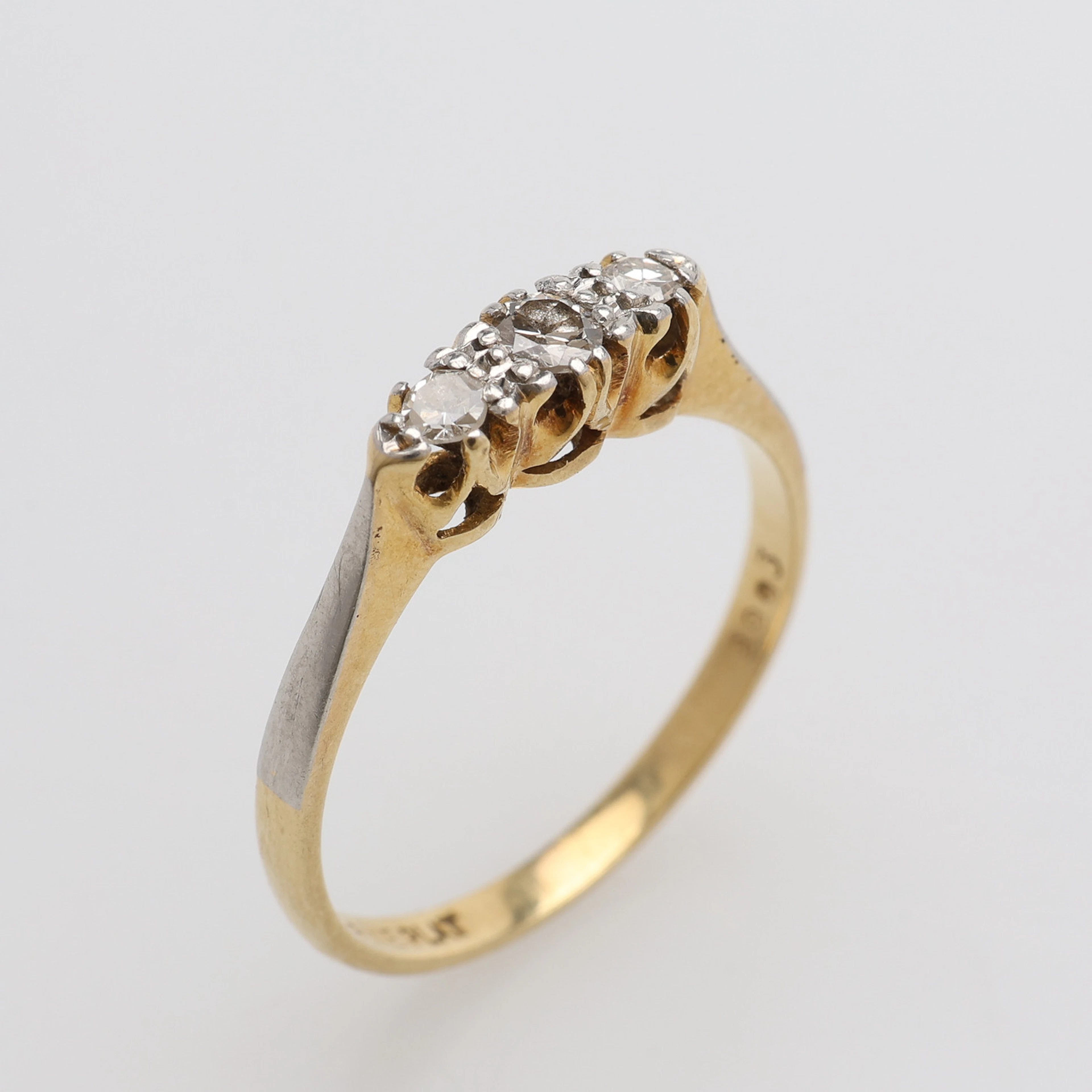 RING, 18K GULD, PLATINA & DIAMANTER, TOTALT CIRKA 2,1 GRAM.