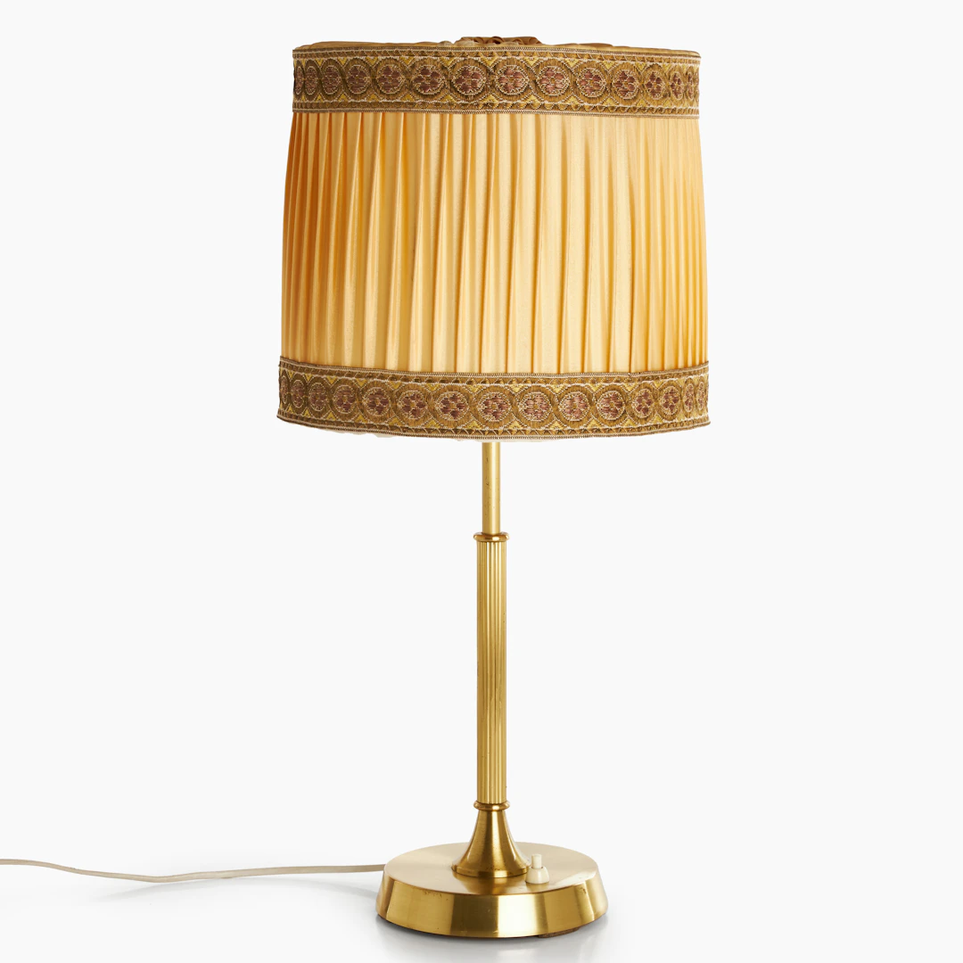 ERIK WÄRNÅ. Bordslampa, mässing, plisserad textilskärm. Stämpelmärkt