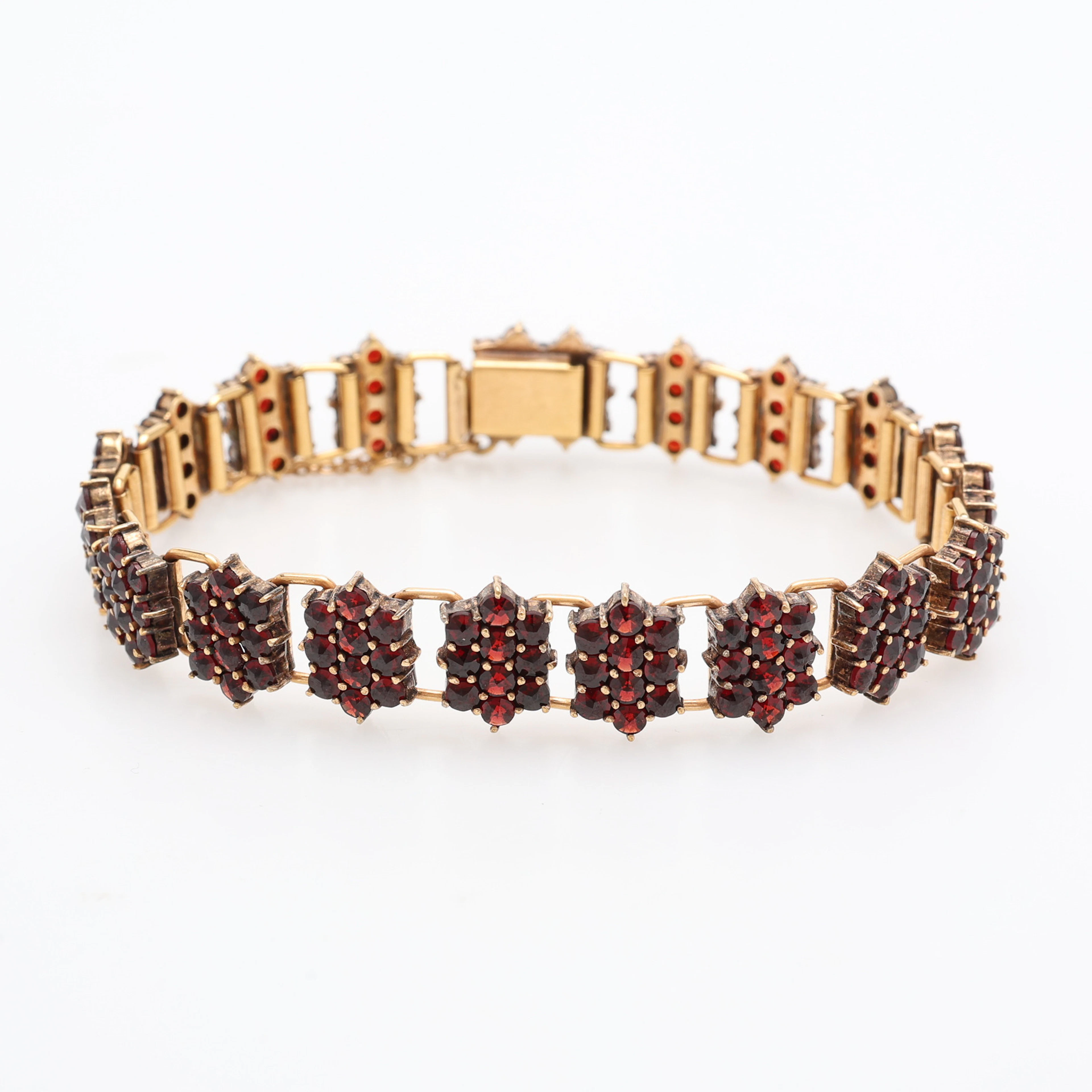ARMBAND, förgylld koppar och slipade granater.