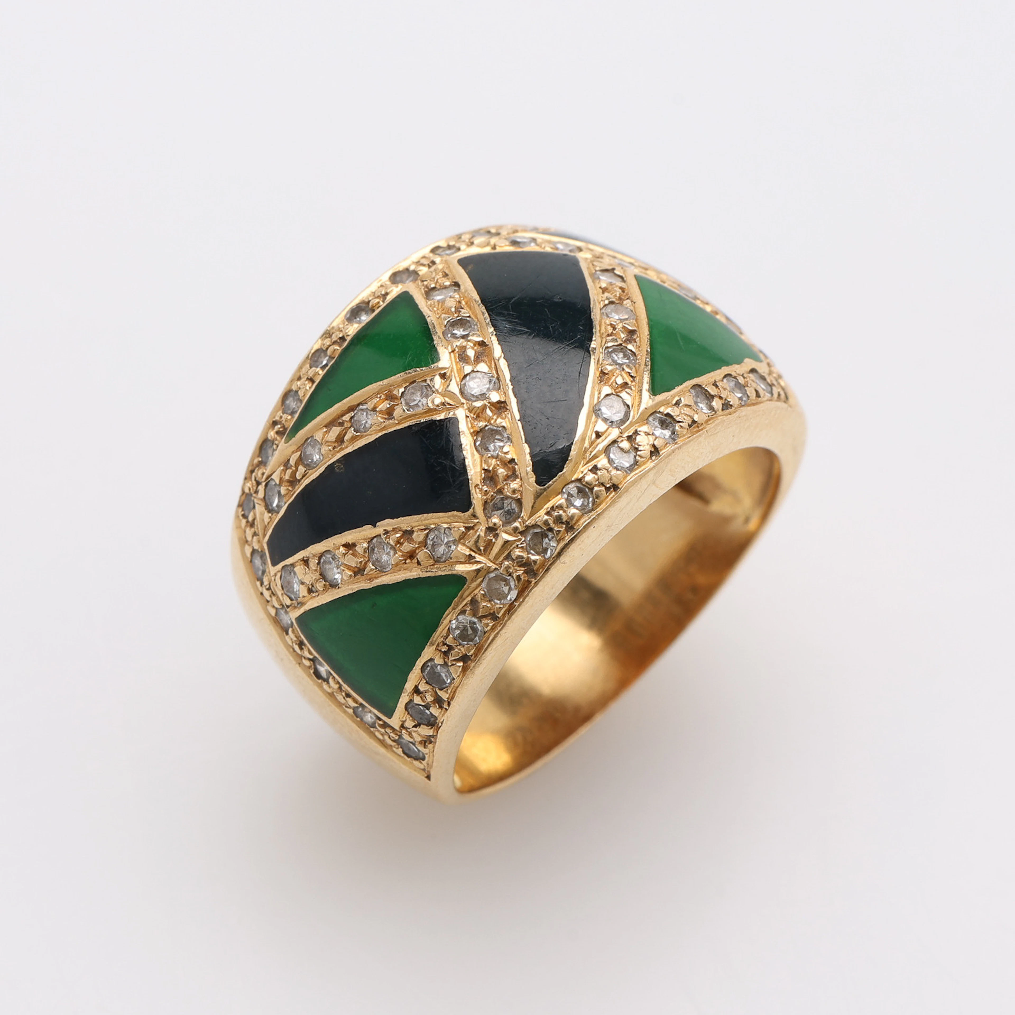 RING, 18K GULD, EMALJ & SMÅ DIAMANTER, FRANKRIKE, TOTALT 11,2 GRAM.