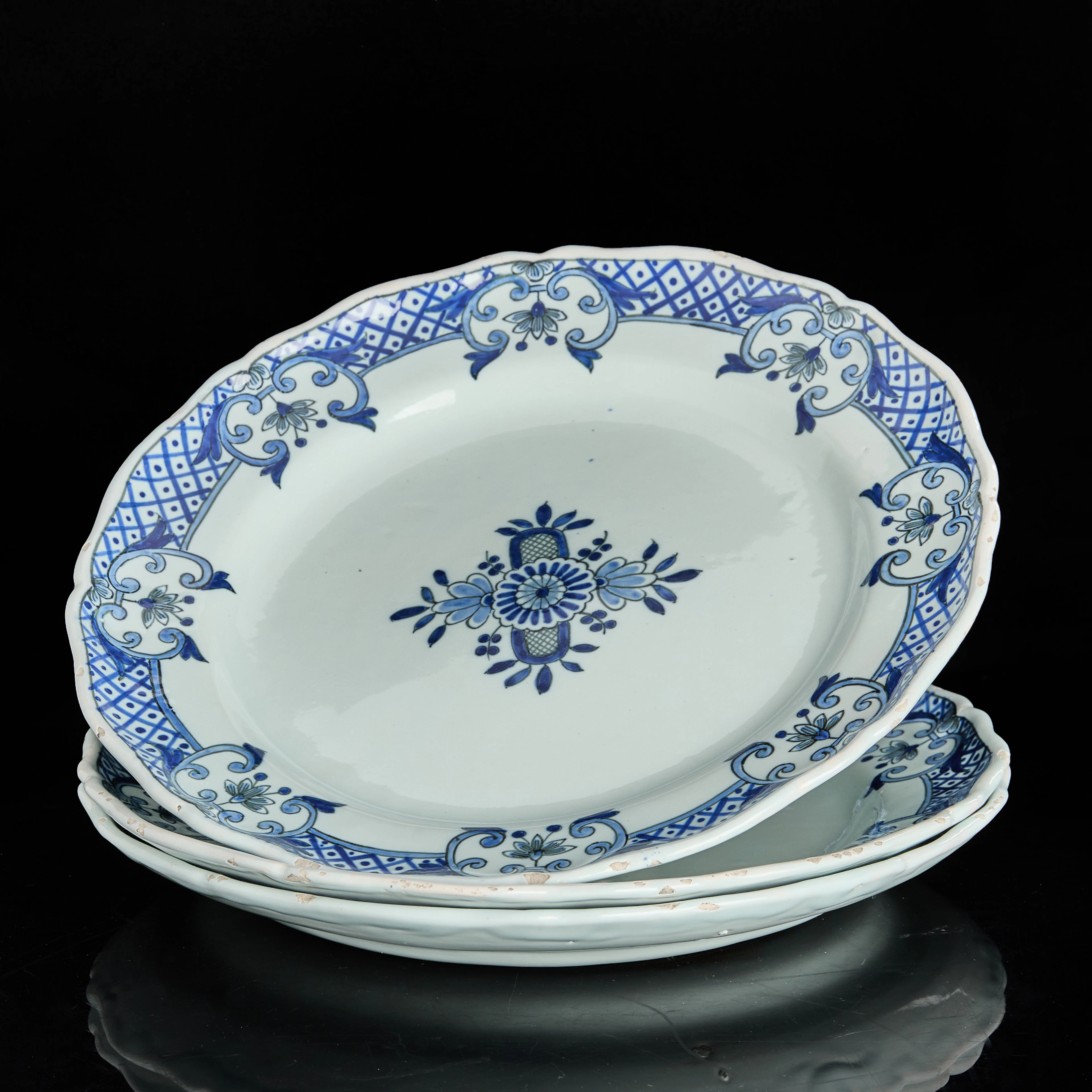 TALLRIKAR, 3 st, fajans, signerade HV, troligen Frankrike, 1800-tal.