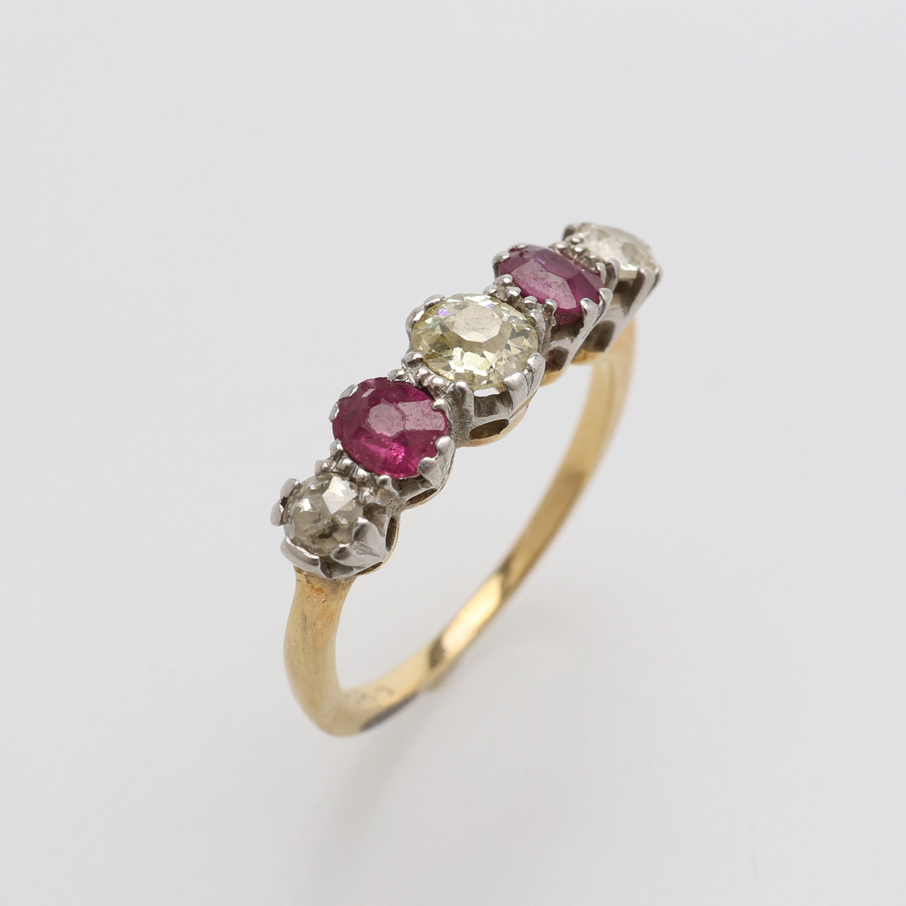 RING, 18K GULD, RUBINER & GAMMALSLIPADE DIAMANTER OM SAMMANLAGT CA