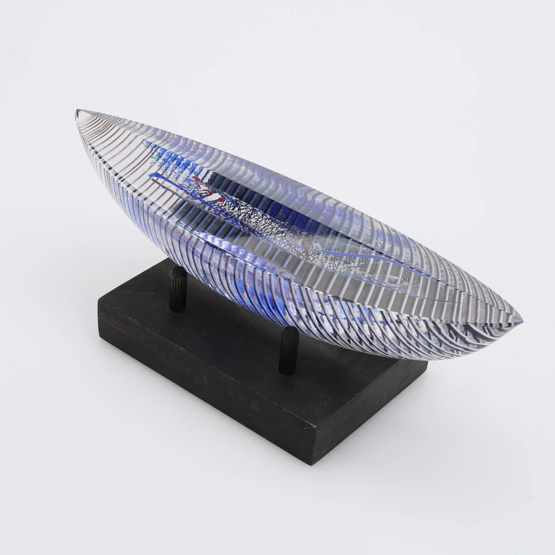 BERTIL VALLIEN. SKULPTUR, SANDGJUTEN, I FORM AV BÅT, KOSTA BODA LIMITED