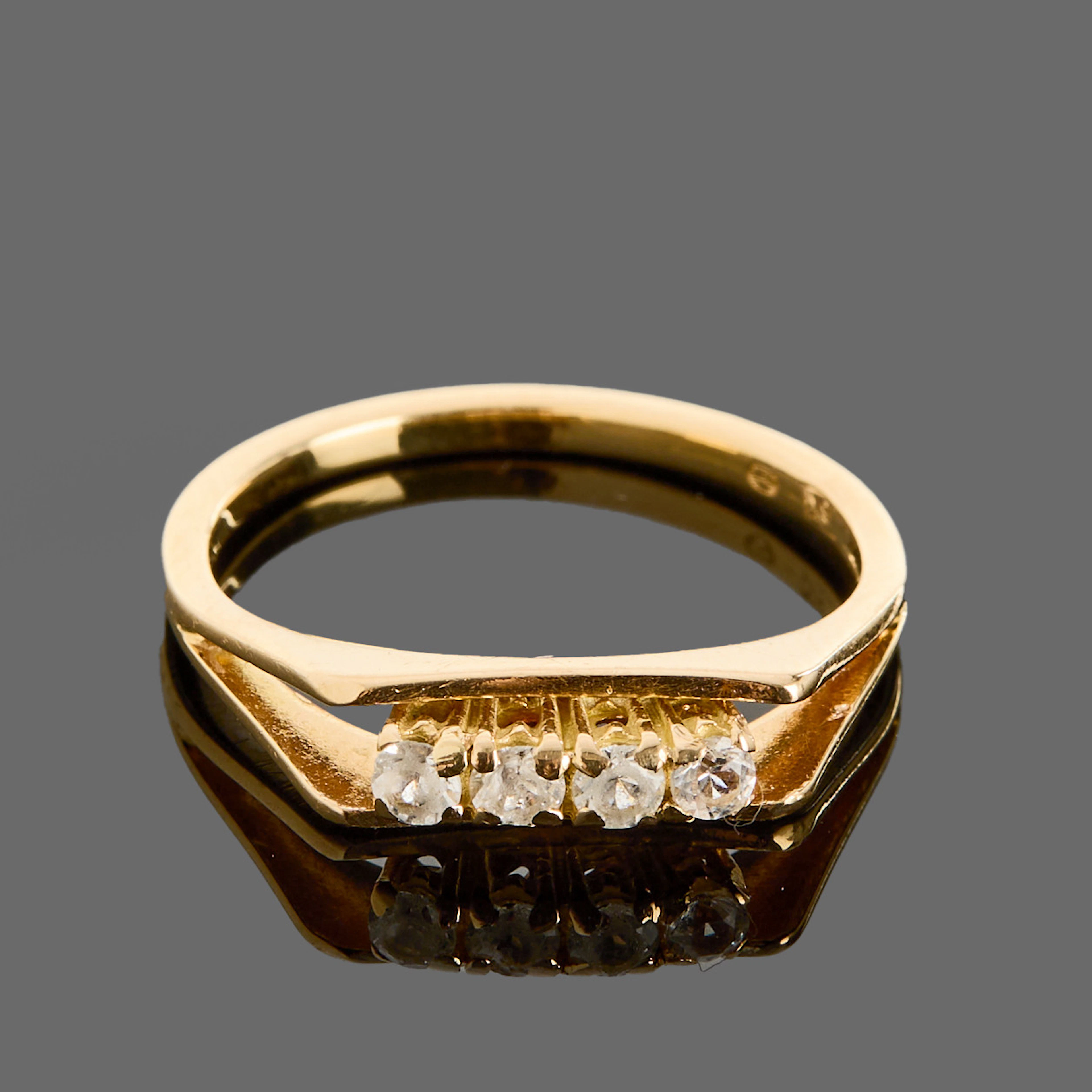 RING, 18k guld, genombruten dekor med 4 st bergkristaller.