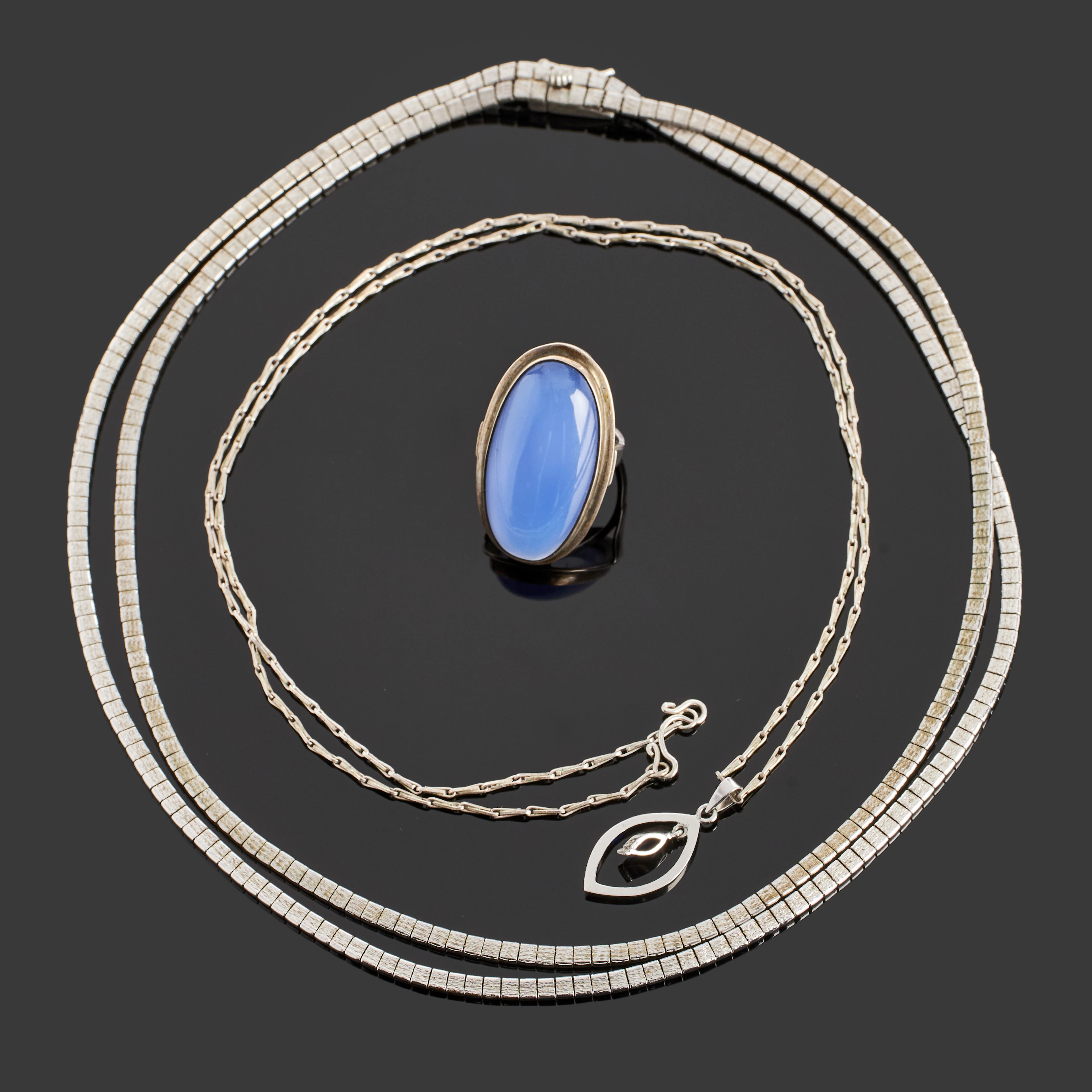 PARTI SILVER, två st halsband samt en ring.