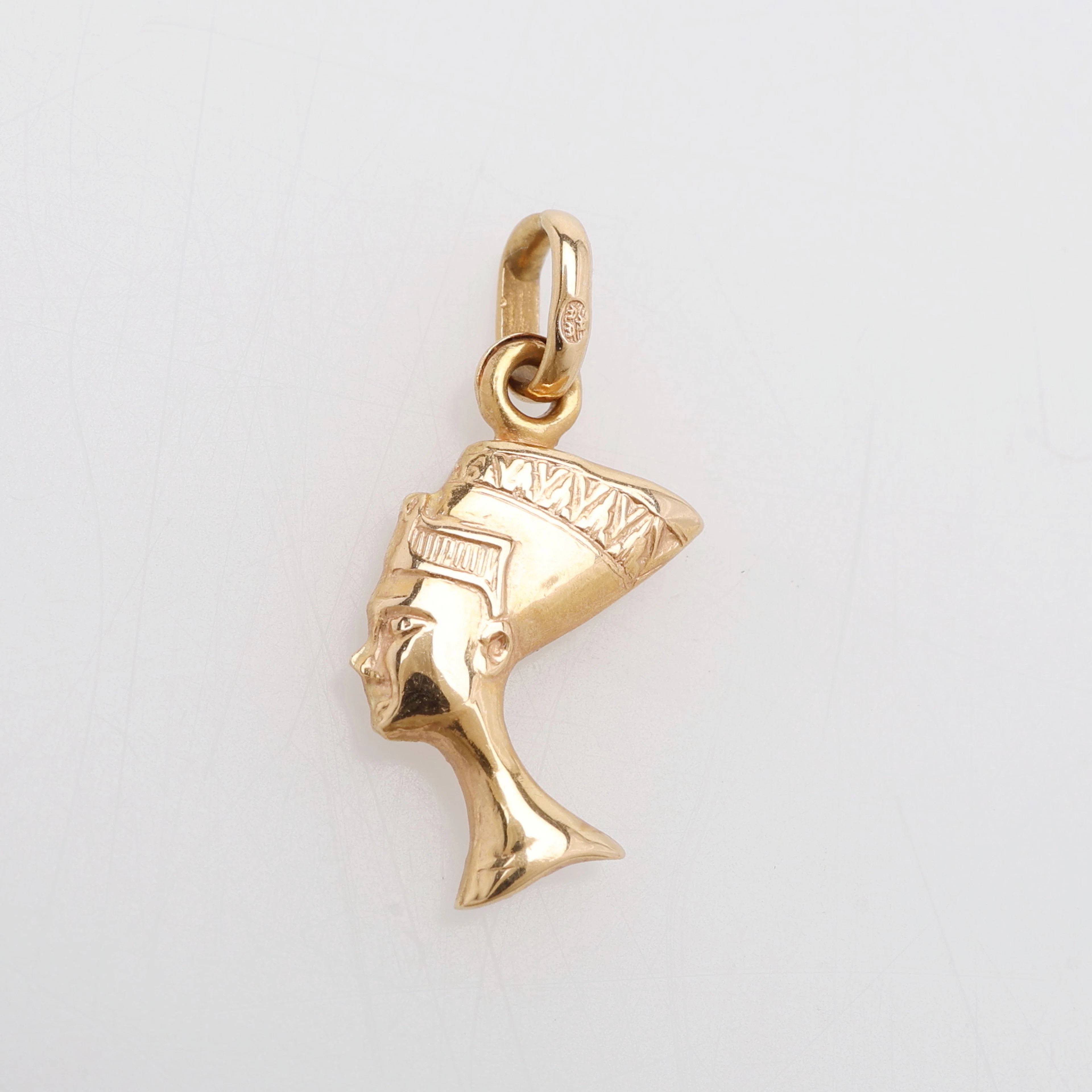 BERLOCK I FORM AV NEFERTITI, 18K GULD, 0,7 GRAM.