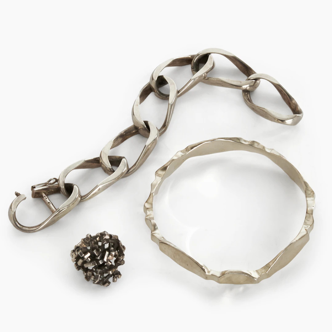 SILVERSMYCKEN. 3 delar, bl a ring av Erik Granit och armring av Fredrik