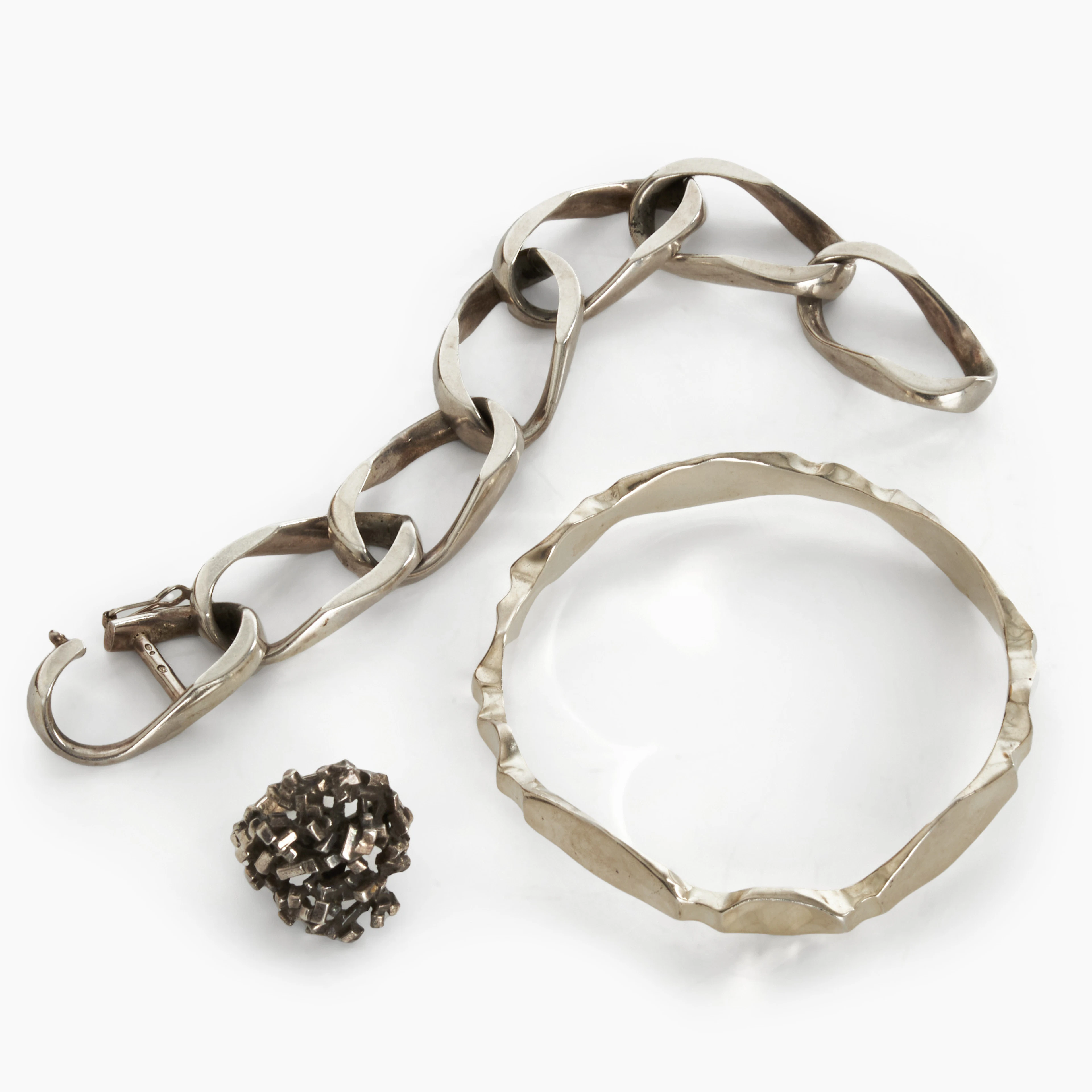 SILVERSMYCKEN. 3 delar, bl a ring av Erik Granit och armring av Fredrik