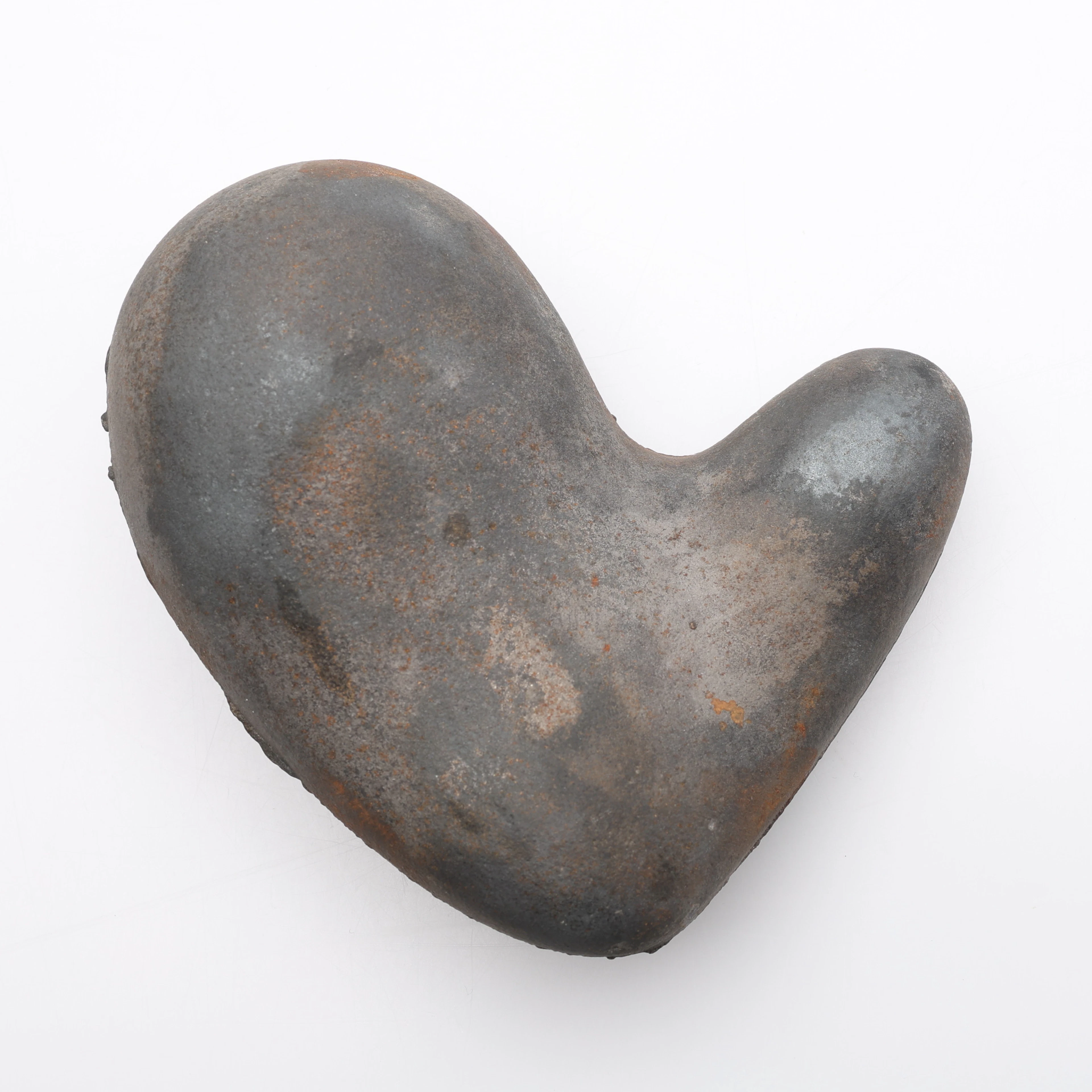 STINA EBERS 1962-2025. SKULPTUR, JÄRN, "JÄRNHJÄRTA", OSIGNERAD, FRAMSTÄLLD