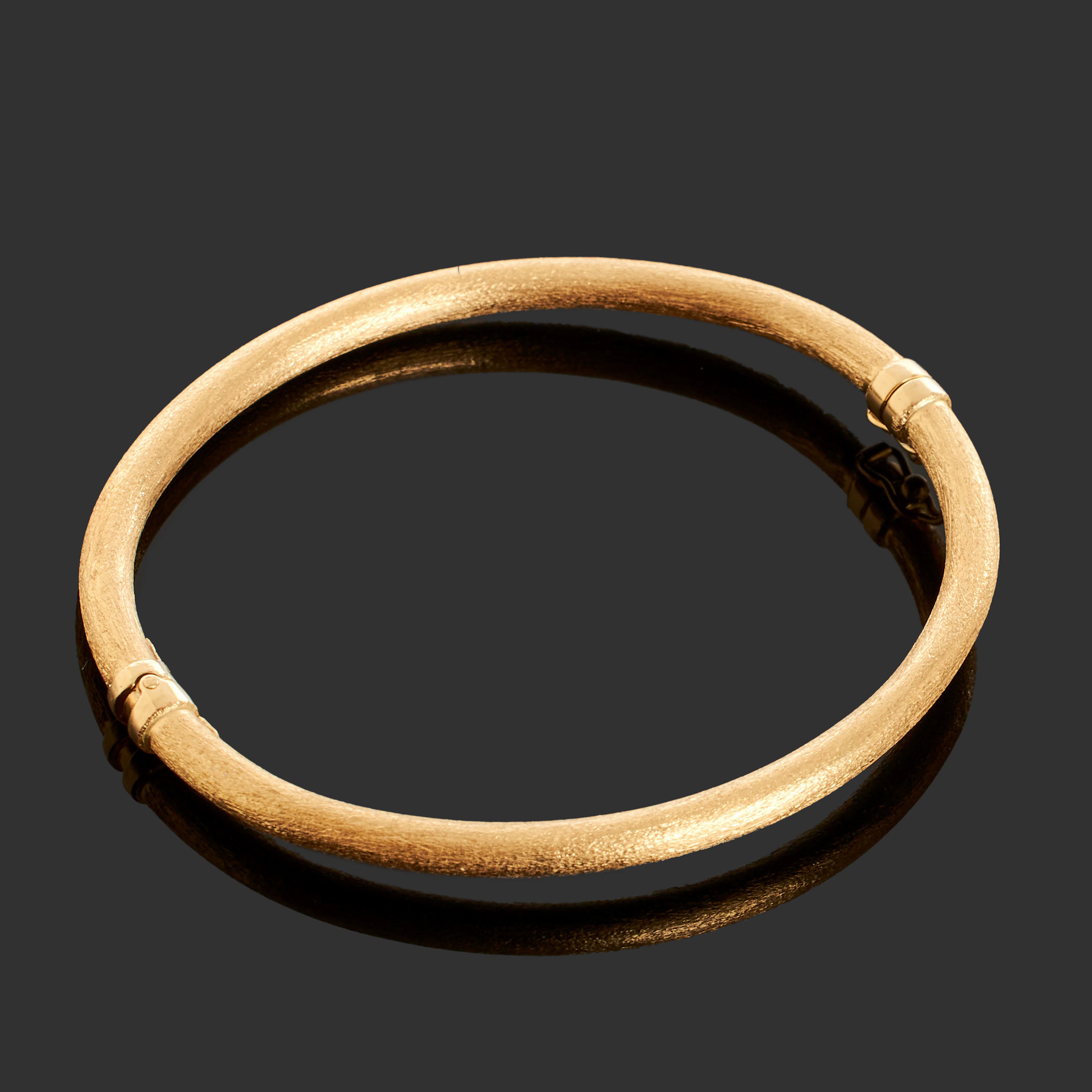 ARMRING, 18K guld, strukturerad yta.