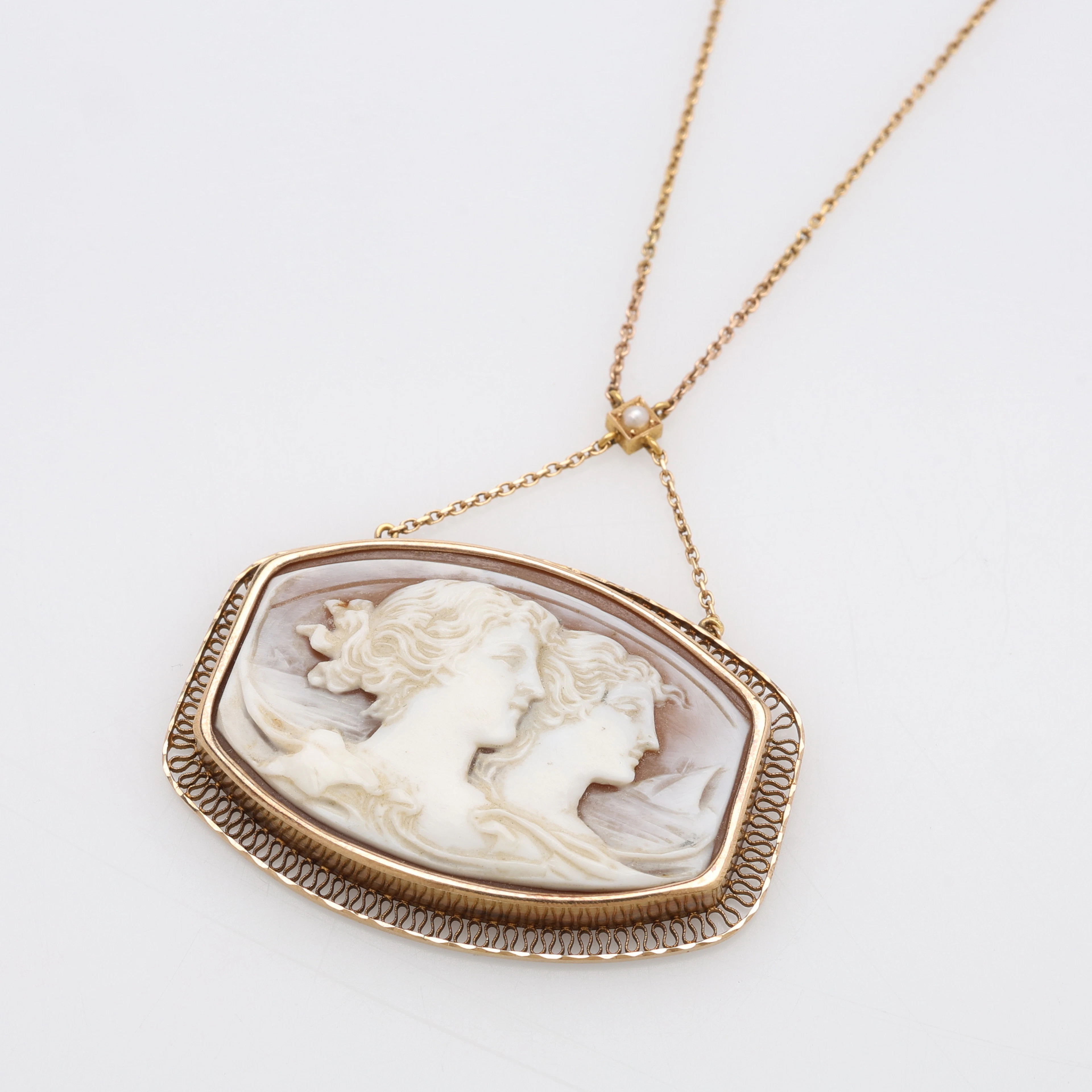 COLLIER MED HÄNGE, 18 k guld med snäckkamé och liten flodpärla, John