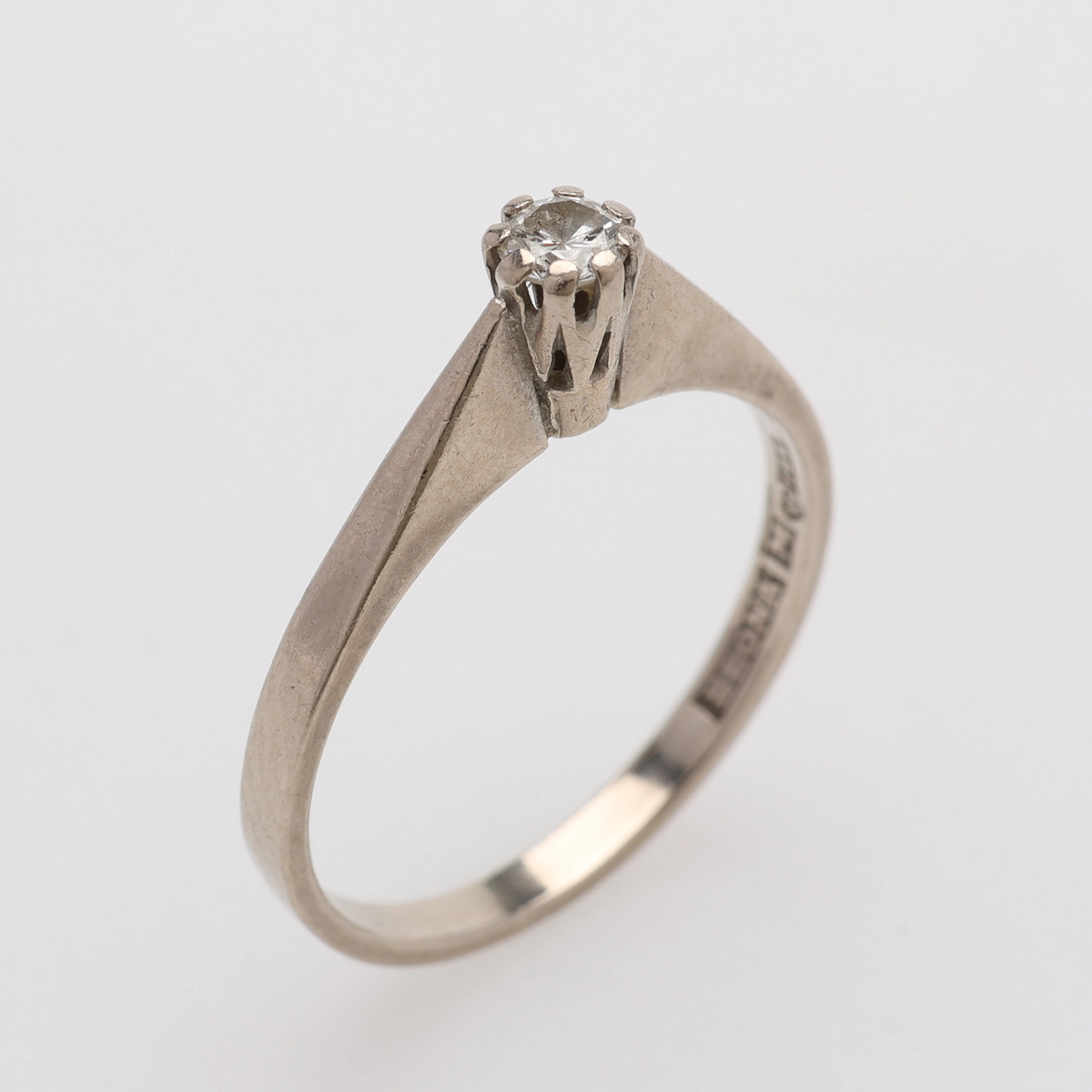 ELON ARENHILL. SOLITÄRRING, 18K VITGULD MED BRILJANT OM CA 0.14 CT