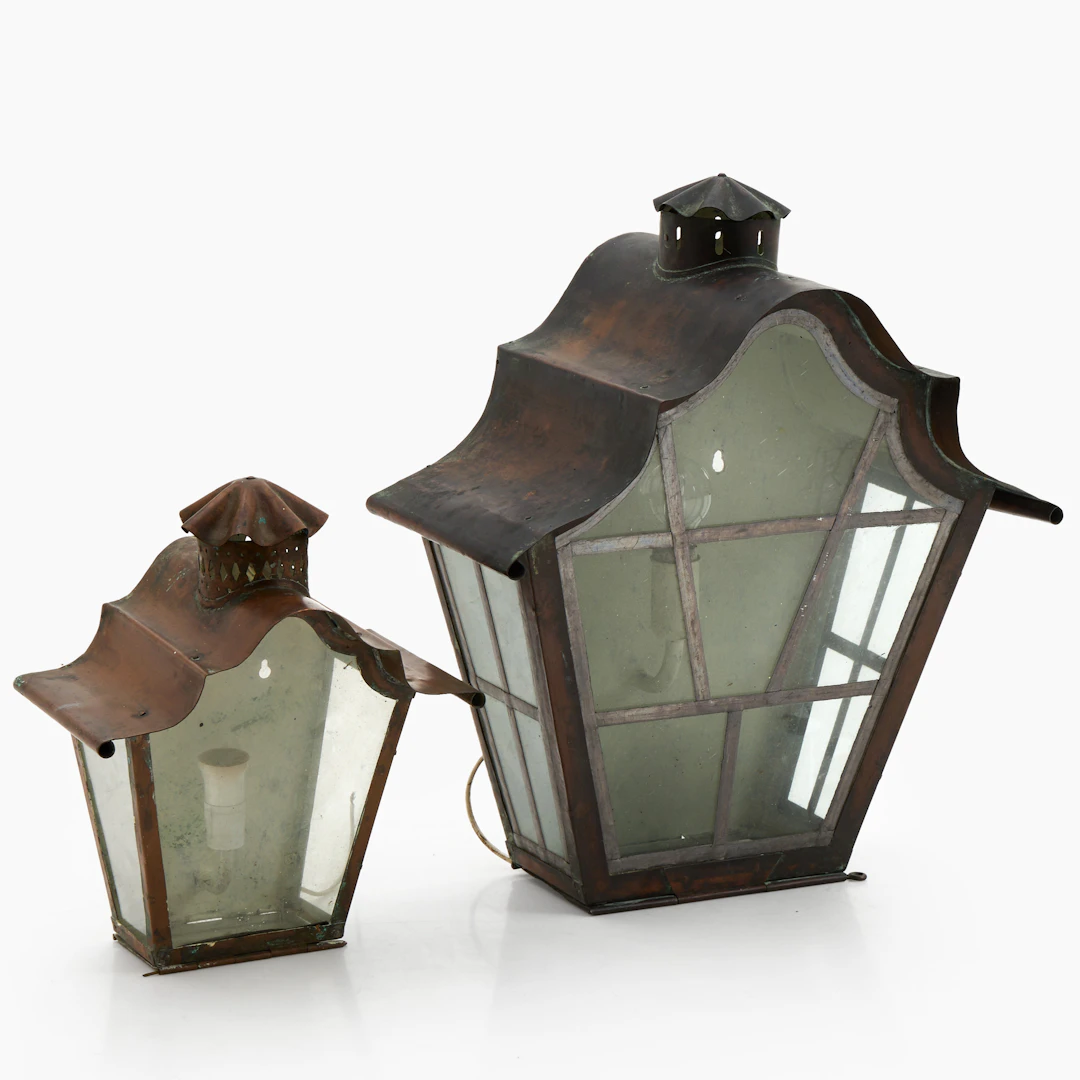 VÄGGLYKTOR, 2 st, koppar, den ena med blyinfattade glas, 1900-talets