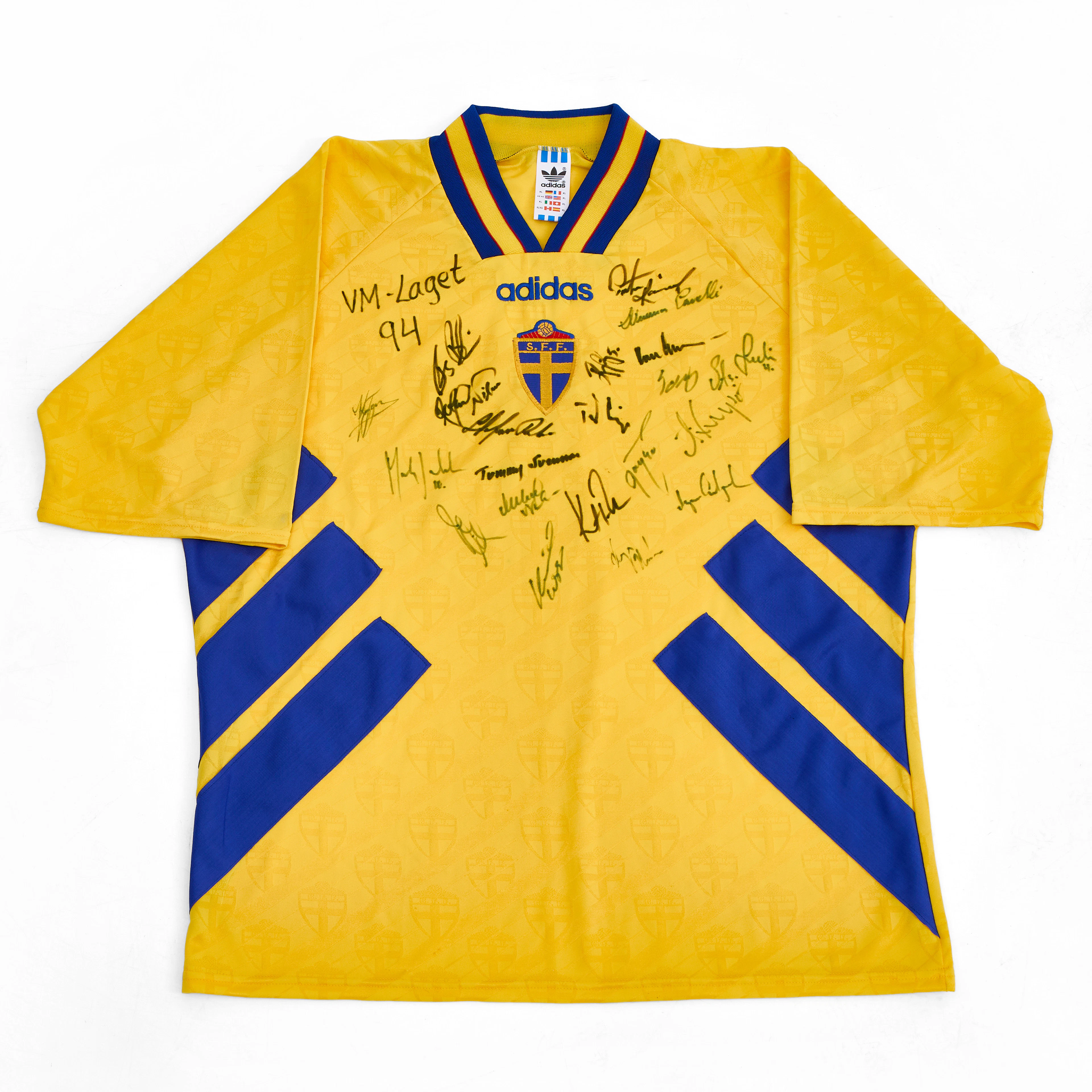 VM-LAGET 1994, FOTBOLLSTRÖJA, Sverige, med 22 autografer.