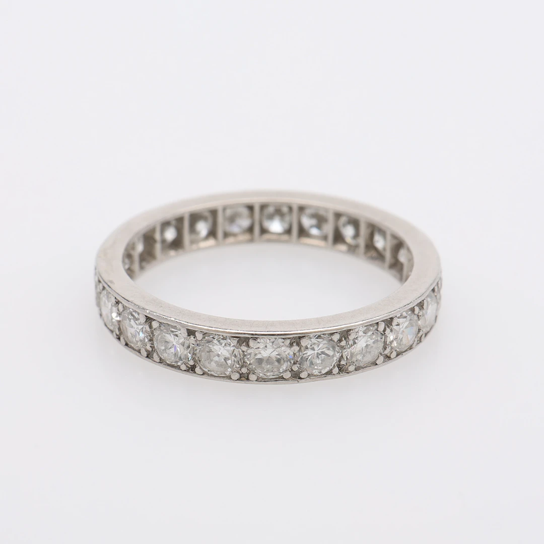 ALLIANSRING, PLATINA & DIAMANTER OM TOTALT CIRKA 1,3 CT, 3,6 GRAM.