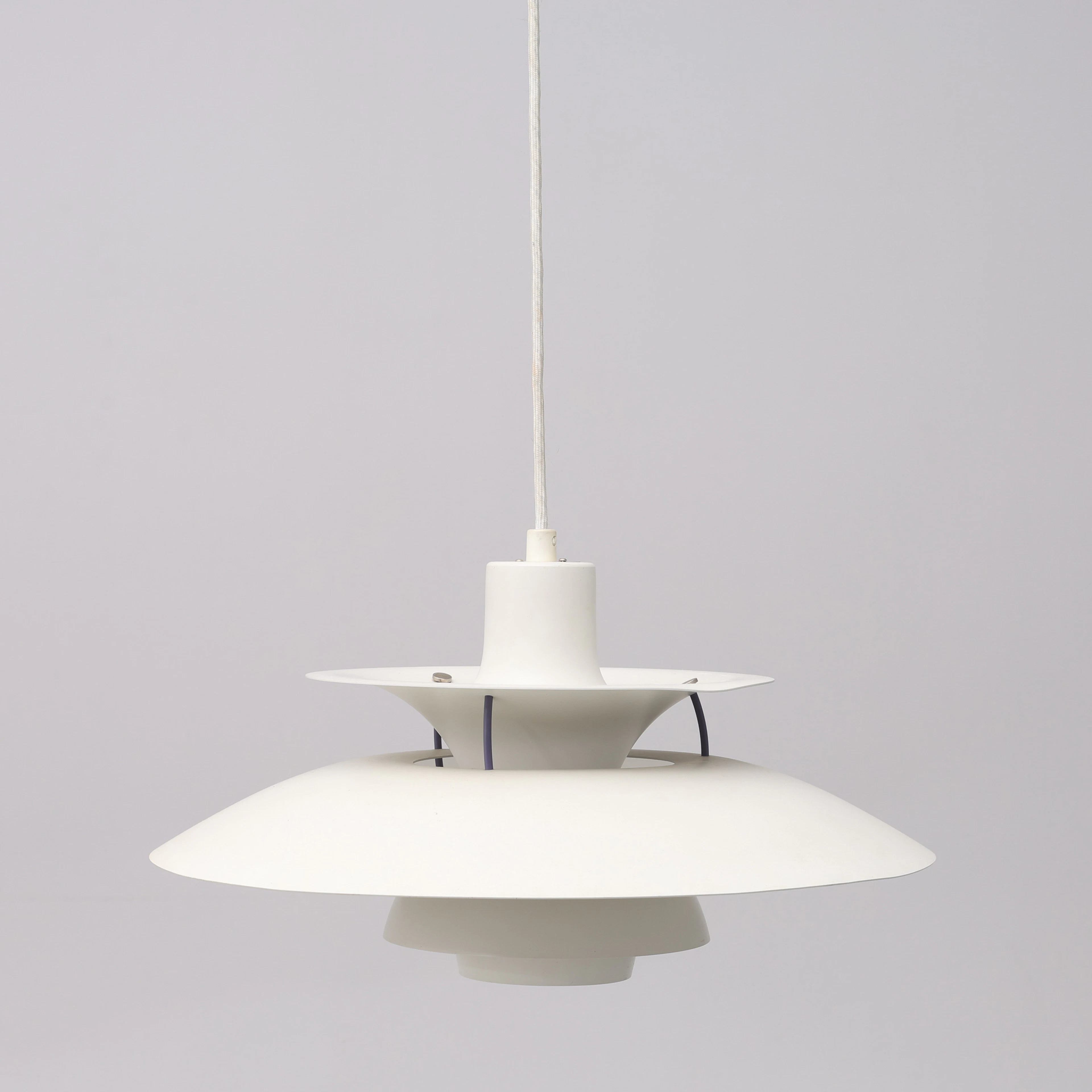 POUL HENNINGSEN. TAKLAMPA, "PH-5", FÖR LOUIS POULSEN, DANMARK.