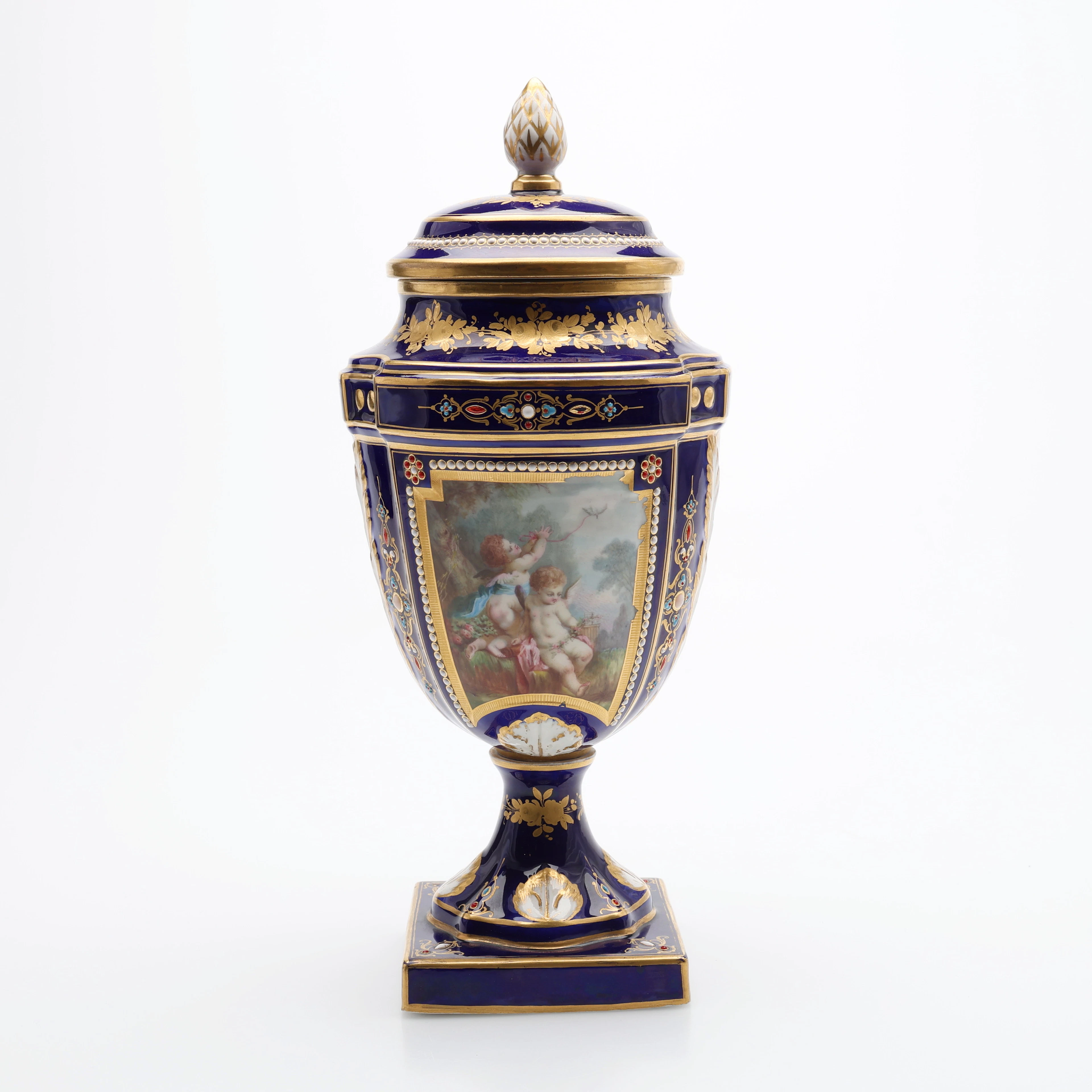 LOCKURNA, PORSLIN, SÈVRESLIKNANDE MÄRKNING, 1800-TAL.