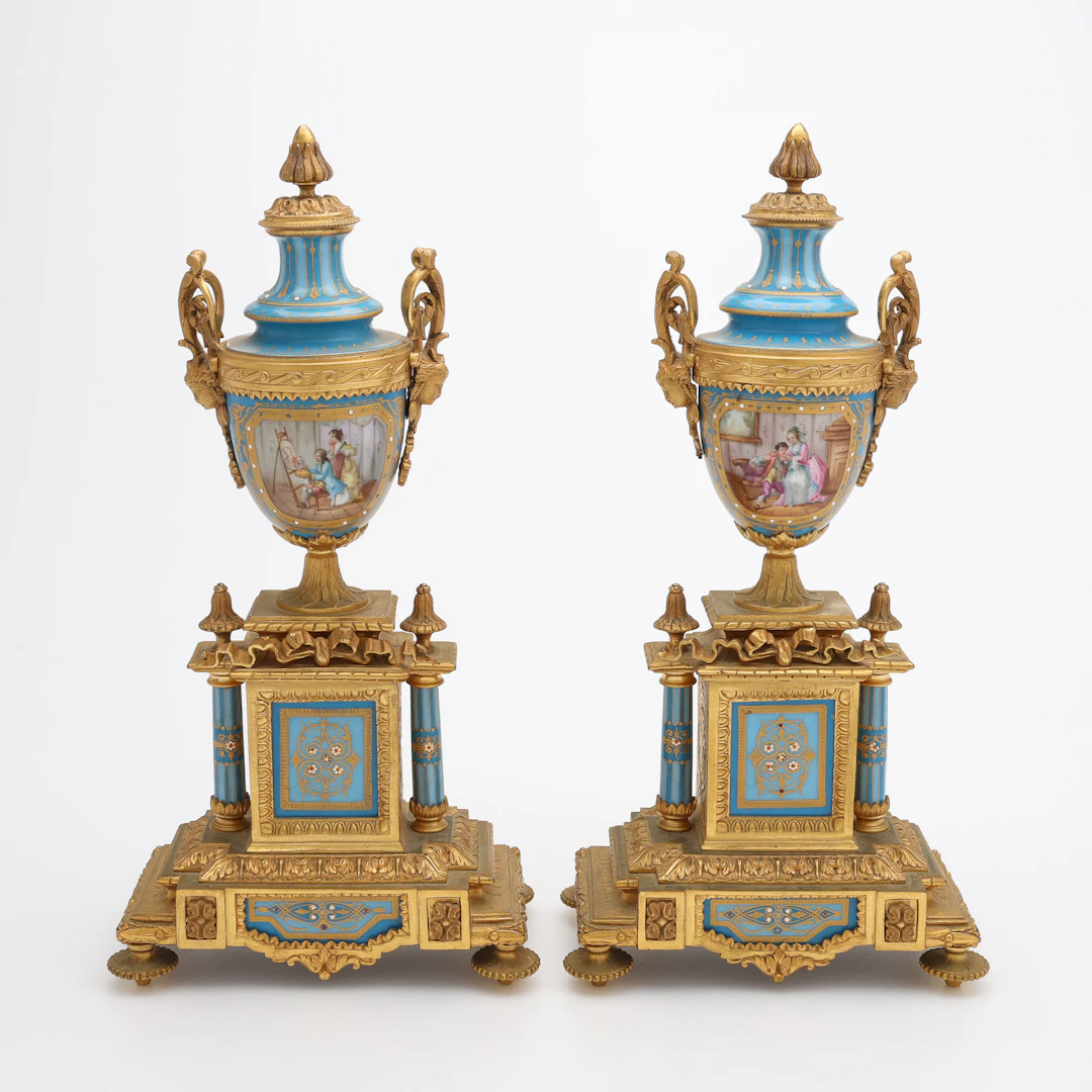 BORDSGARNITYR, TVÅ DELAR, FÖRGYLLD BRONS & PORSLIN, LOUIS XVI-STIL