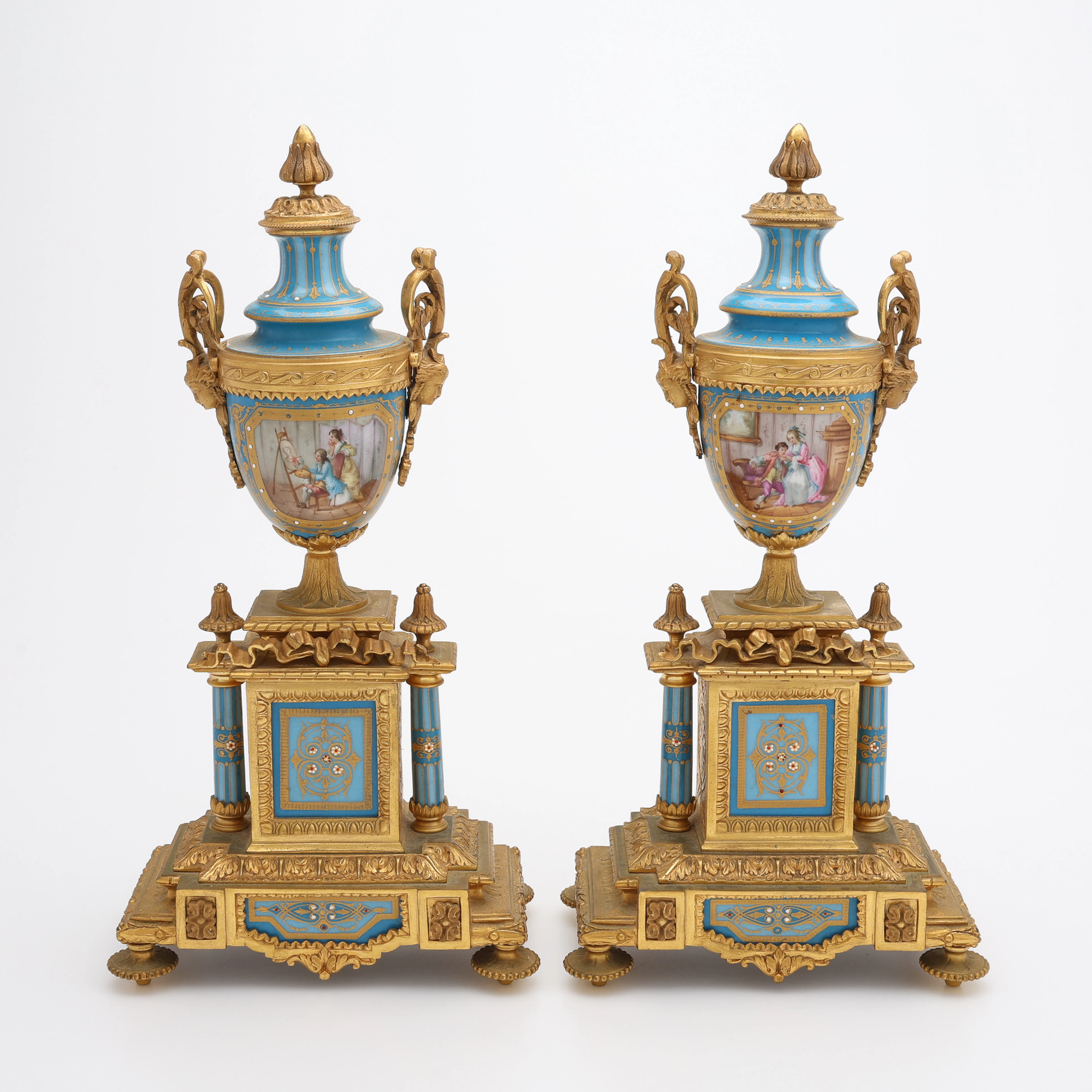 BORDSGARNITYR, TVÅ DELAR, FÖRGYLLD BRONS & PORSLIN, LOUIS XVI-STIL
