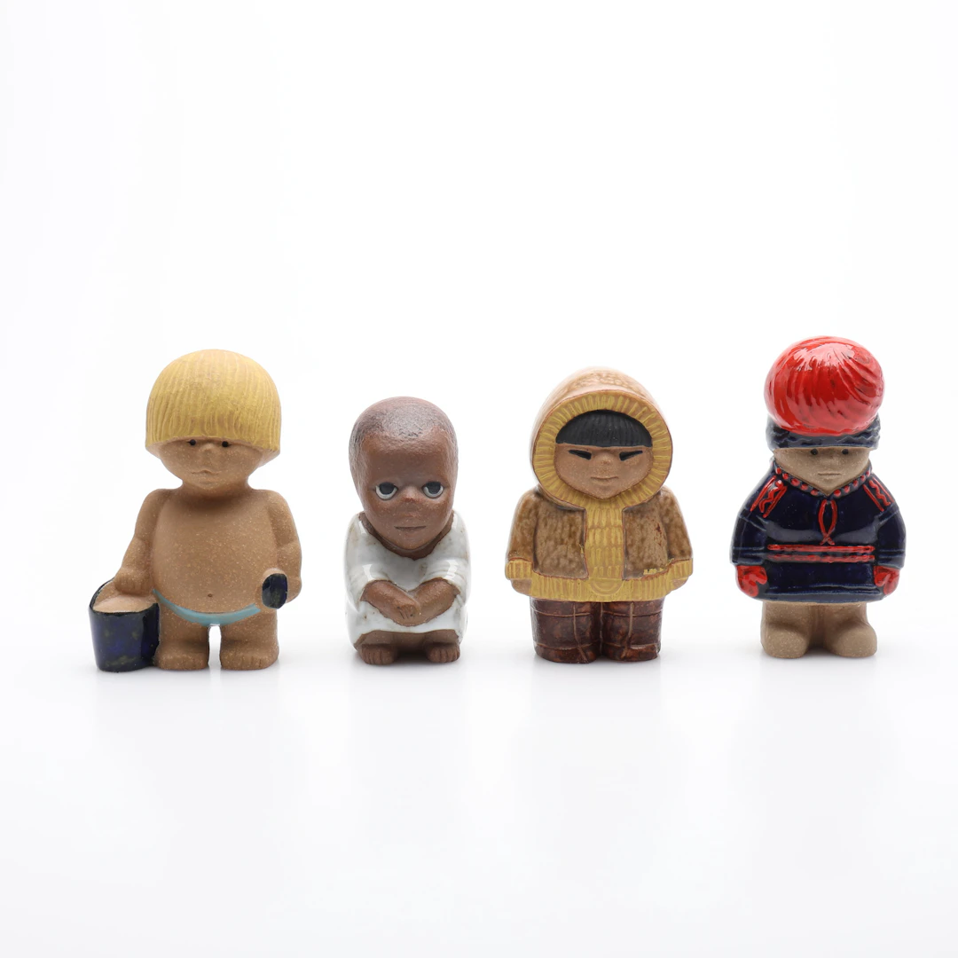 LISA LARSON. FIGURER, FYRA STYCKEN, UR SERIEN "ALL VÄRLDENS BARN", GUSTAVSBERG.
