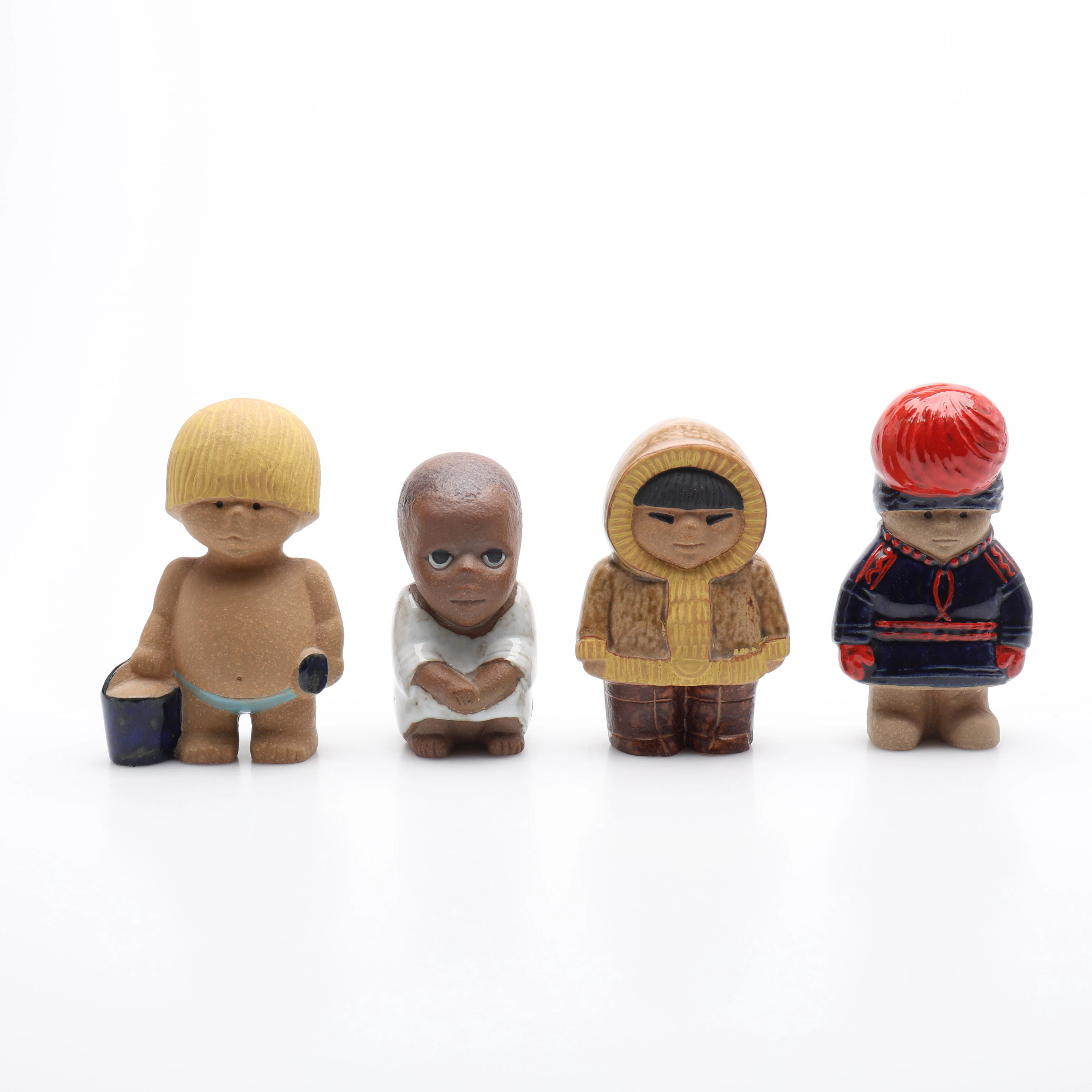 LISA LARSON. FIGURER, FYRA STYCKEN, UR SERIEN "ALL VÄRLDENS BARN", GUSTAVSBERG.