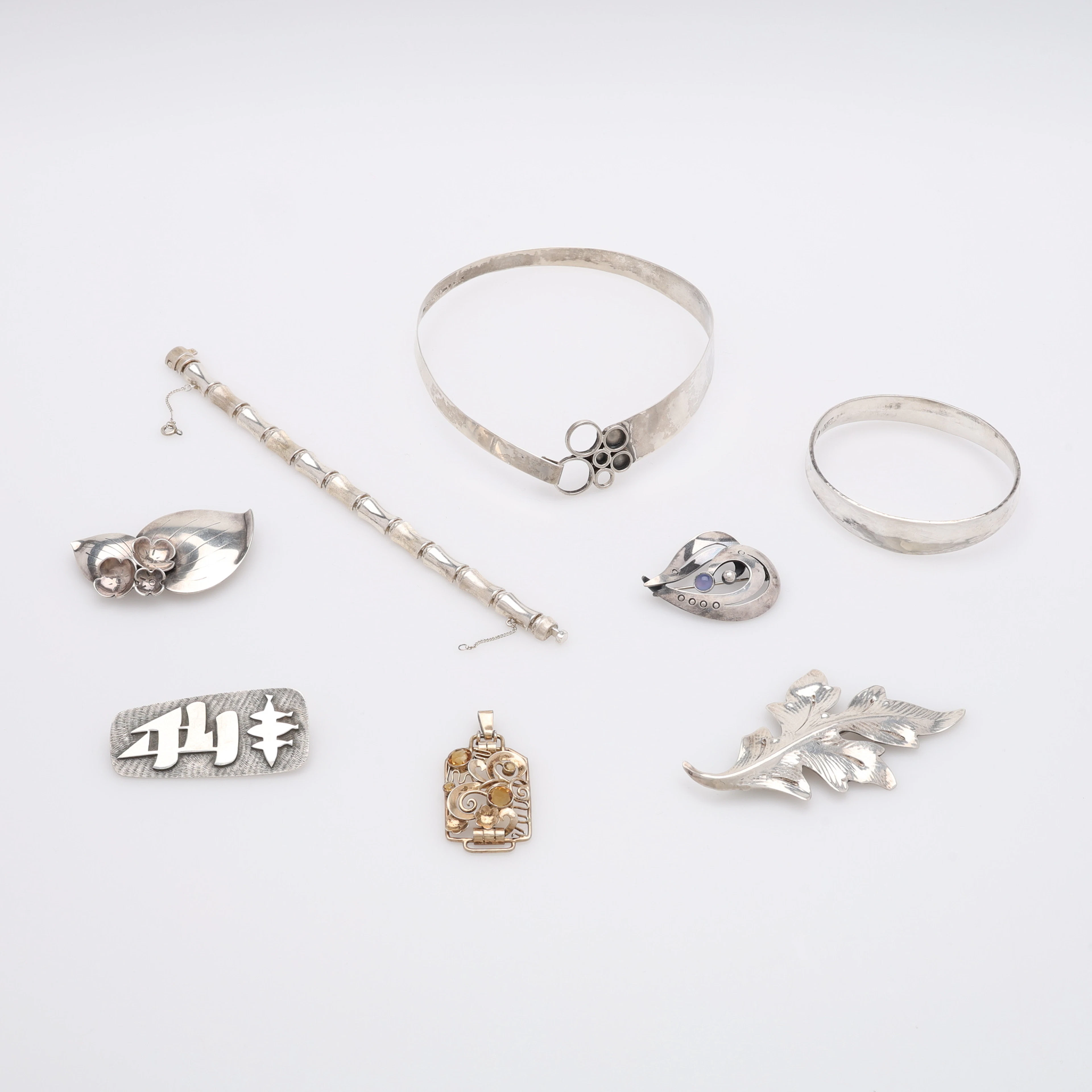 SILVERSMYCKEN I PARTI, 8 DELAR, BROSCHER, HALSRING HÄNGE SAMT ARMRING.