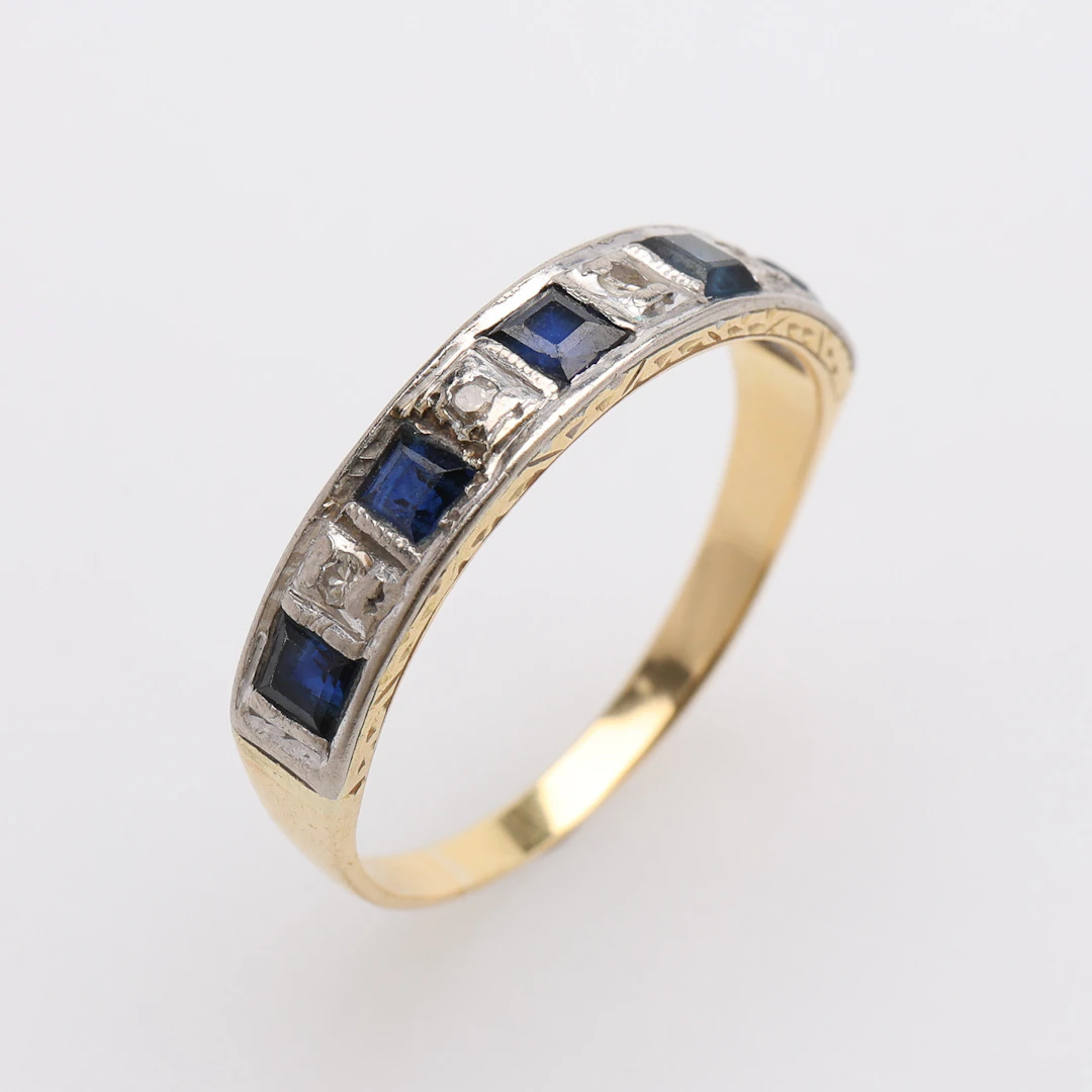 RING, 18K GULD, SAFIRER & SMÅ GAMMALSLIPADE DIAMANTER, TOTALT 3 GRAM.