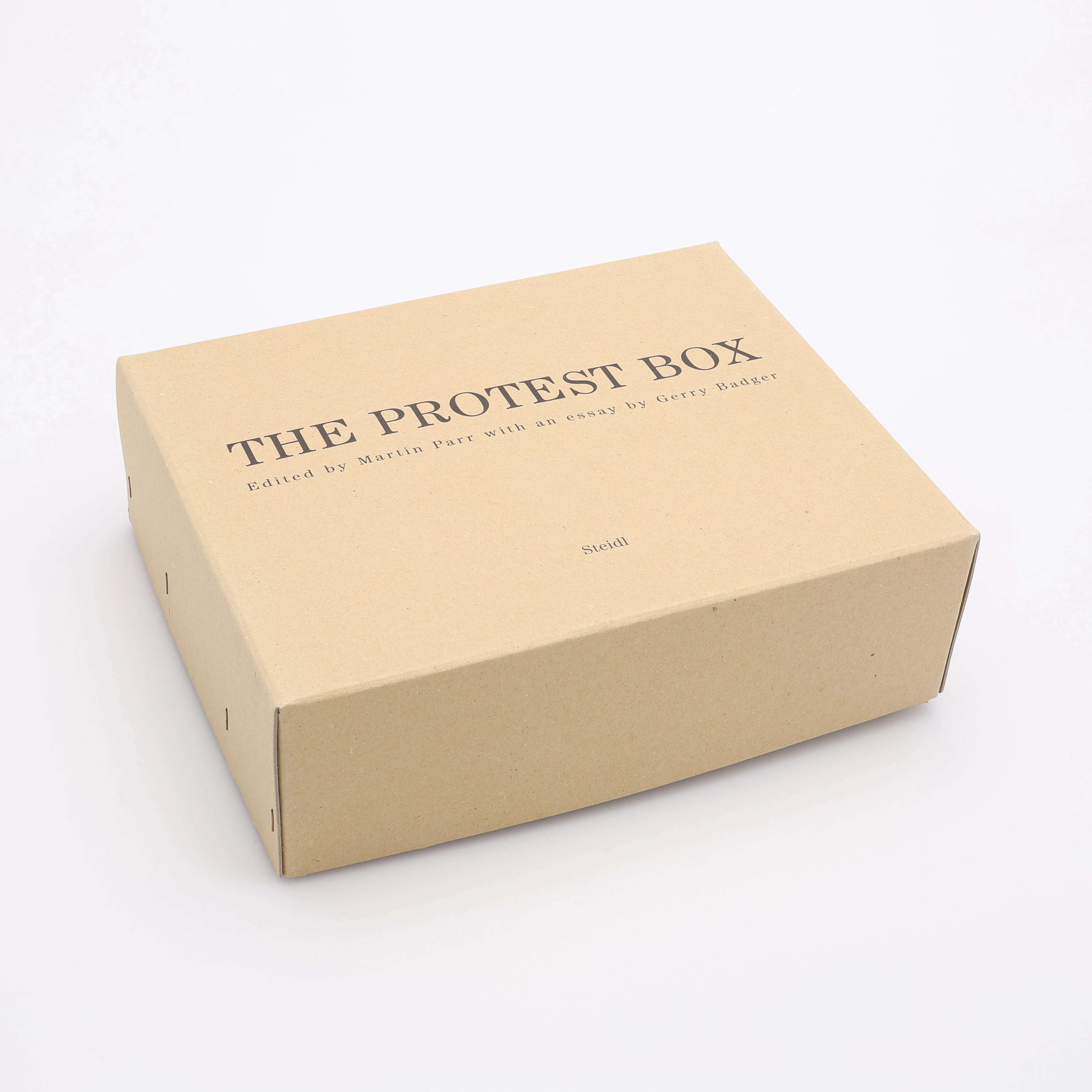 MARTIN PARRS KURERADE "THE PROTEST BOX" MED FOTOBÖCKER OM PROTEST, 2011.