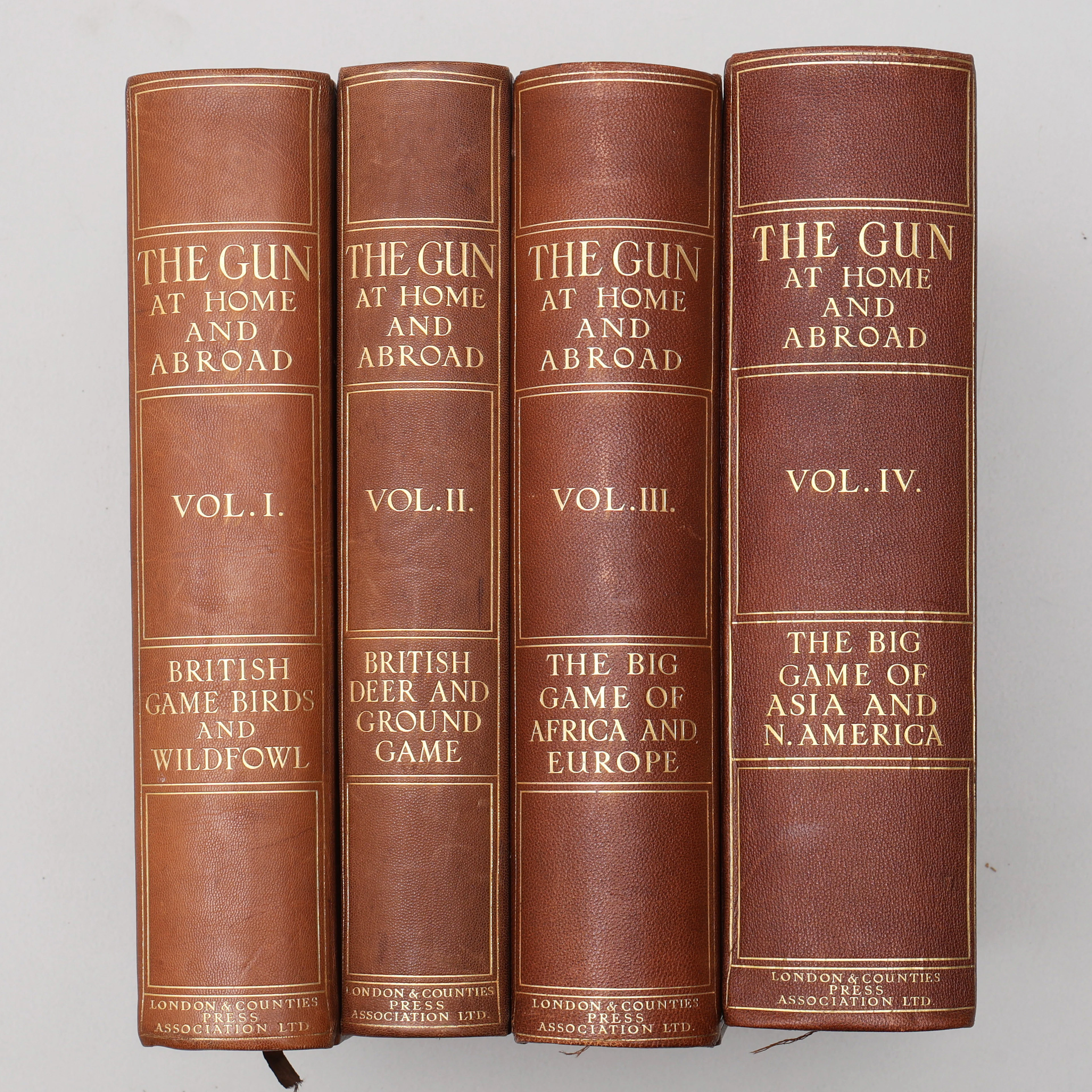 BIBLIOFILI/JAKT. DET FENOMENALA MONUMENTALVERKET THE GUN AT HOME AND