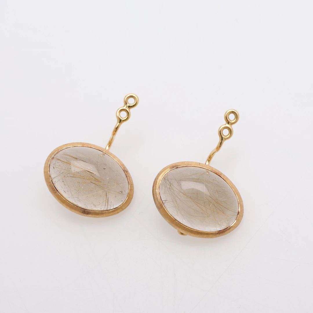 CHARLOTTE LYNGGAARD. HÄNGEN, ETT PAR, "LOTUS", 18K GULD, MED RUTILKVARTS