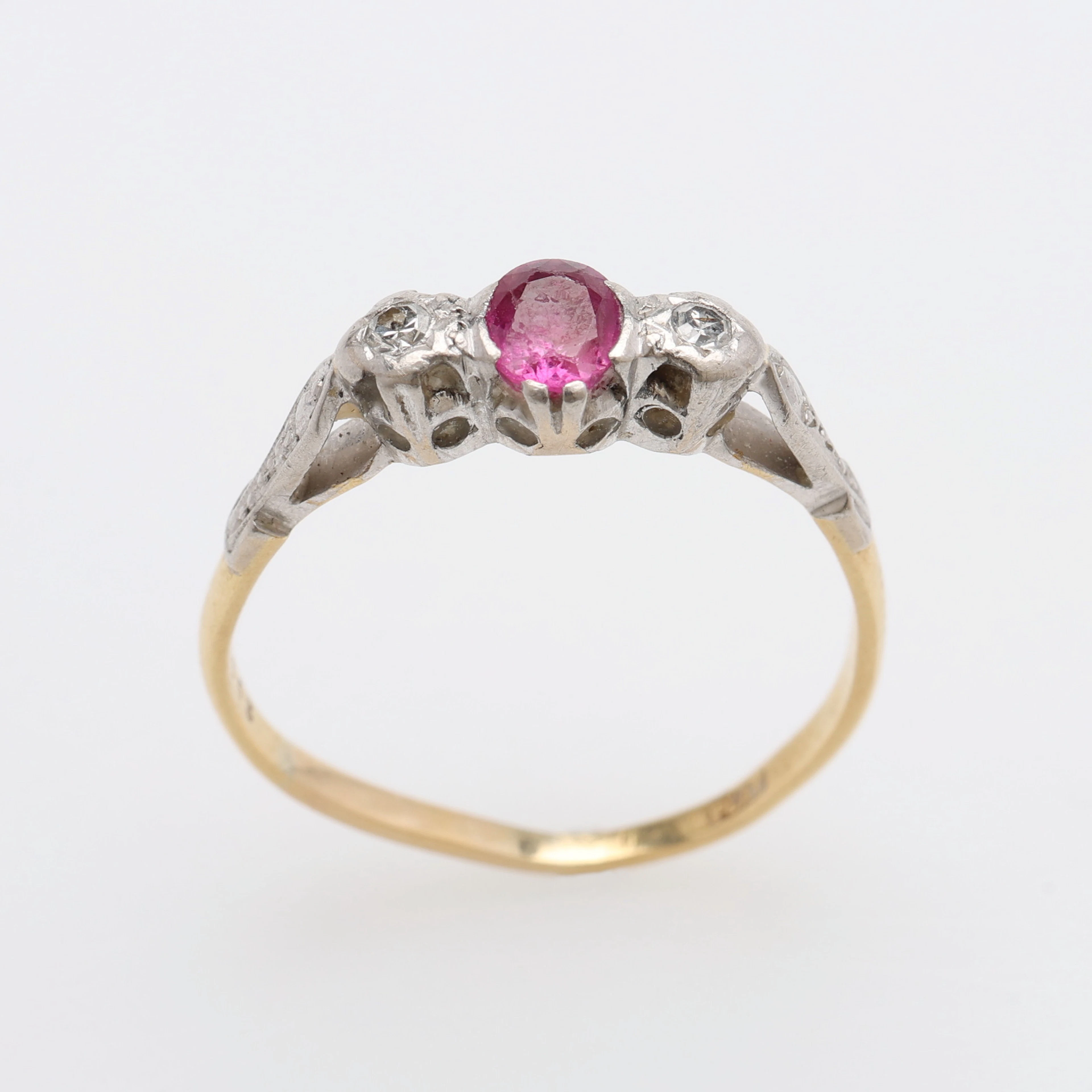 RING, 18K GULD, PLATINA, SMÅ DIAMANTER & RUBIN, SAMMANLAGT 2,5 GRAM.