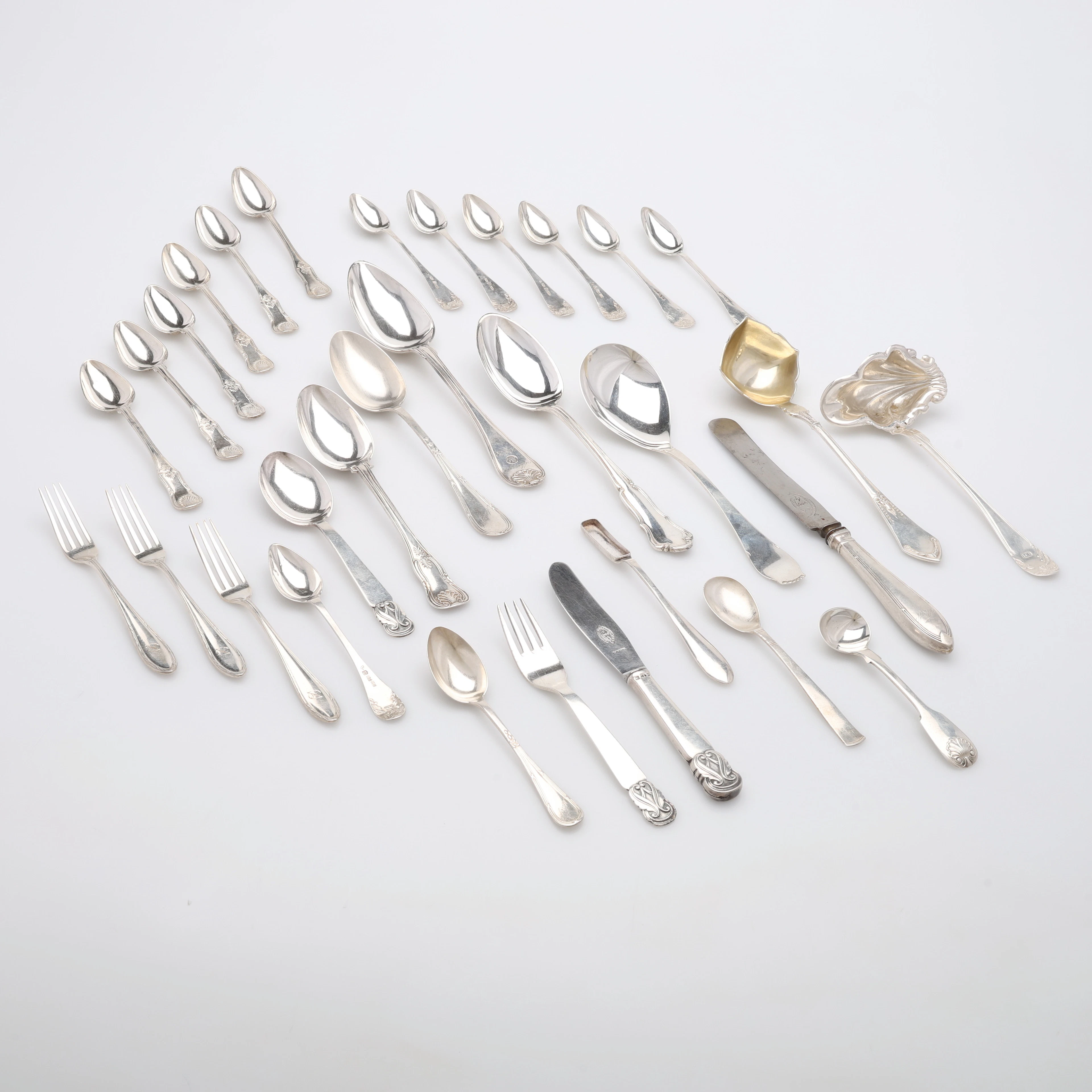 ETT PARTI SILVERBESTICK, 31 DELAR, TOTALT CIRKA 869,1 GRAM.