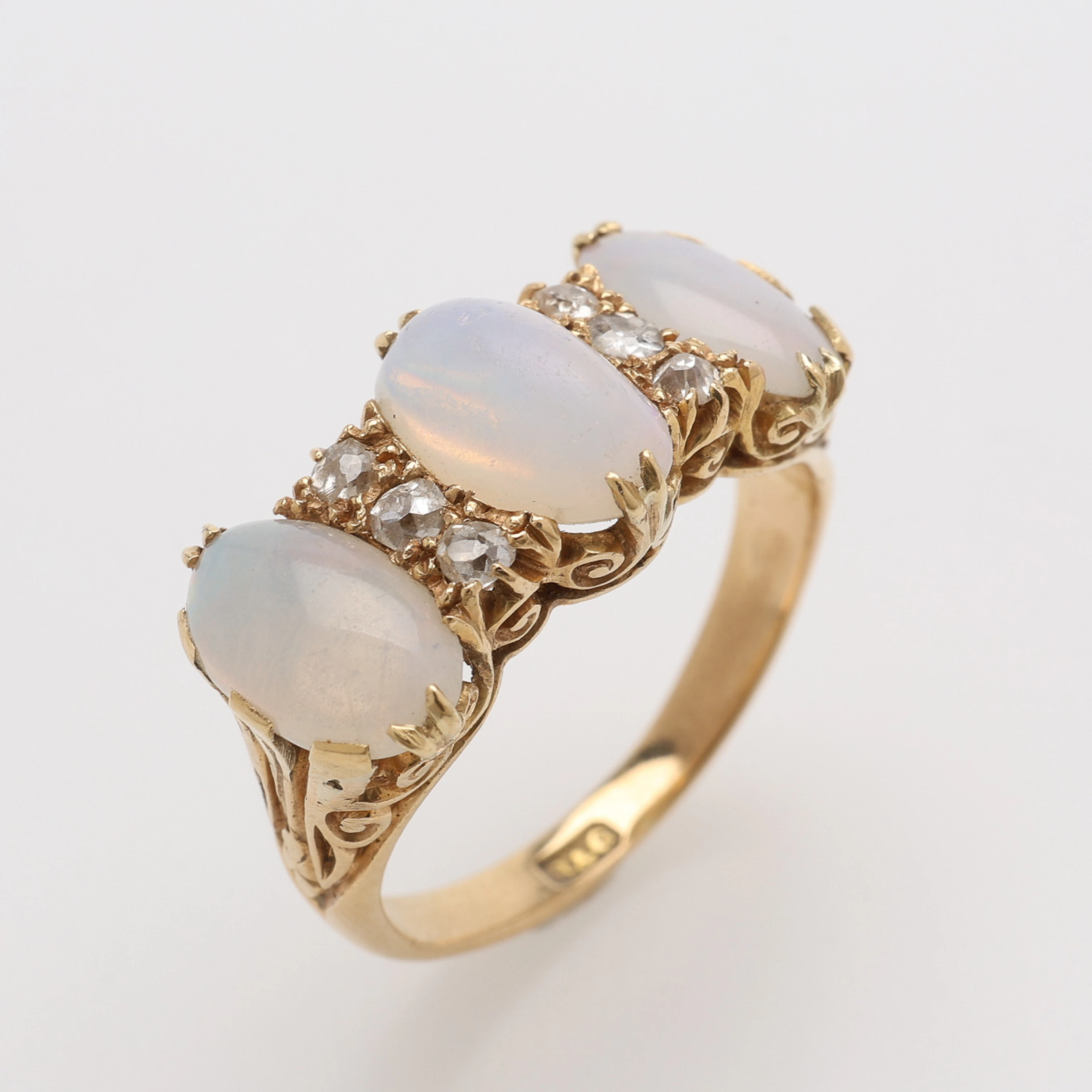 RING, 18K GULD, GAMMALSLIPADE DIAMANTER & OPALER, VIKTORIANSK, TOTALT