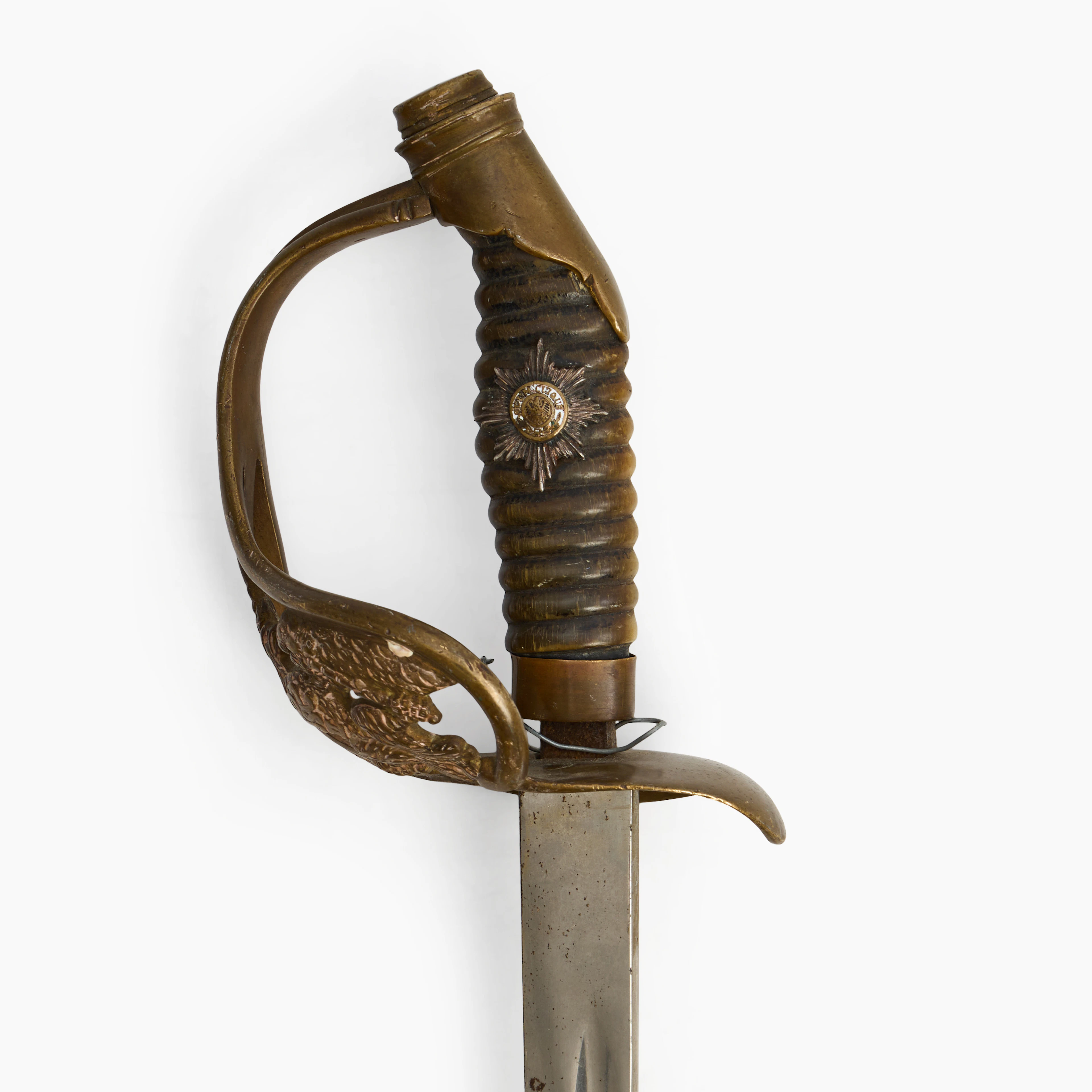 SABEL. Tyskland. m/1899. Genombruten parerplåt med dekor av örn, kavel