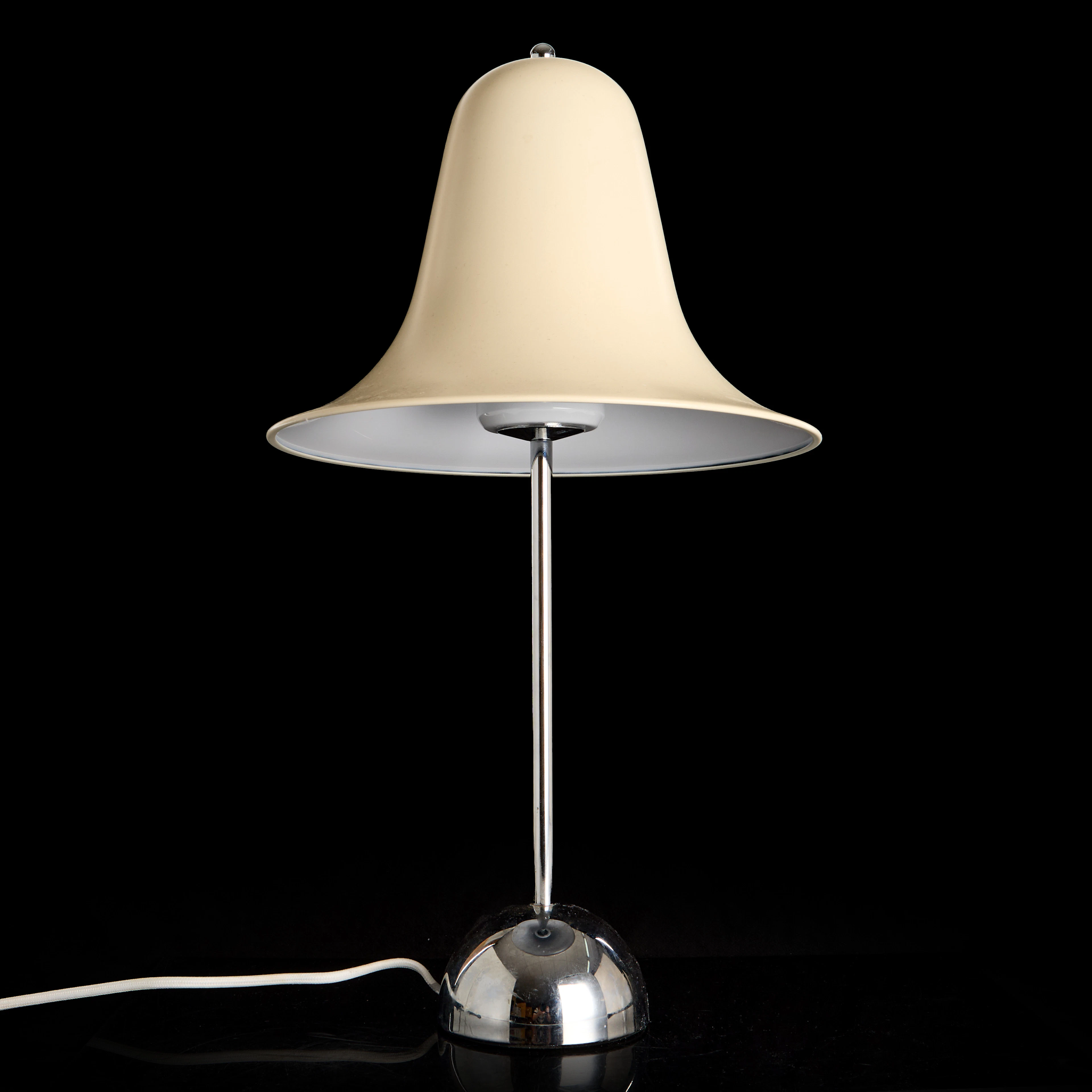 VERNER PANTON. Bordslampa, "Pantop", för Frandsen, skärm i vitlackerad
