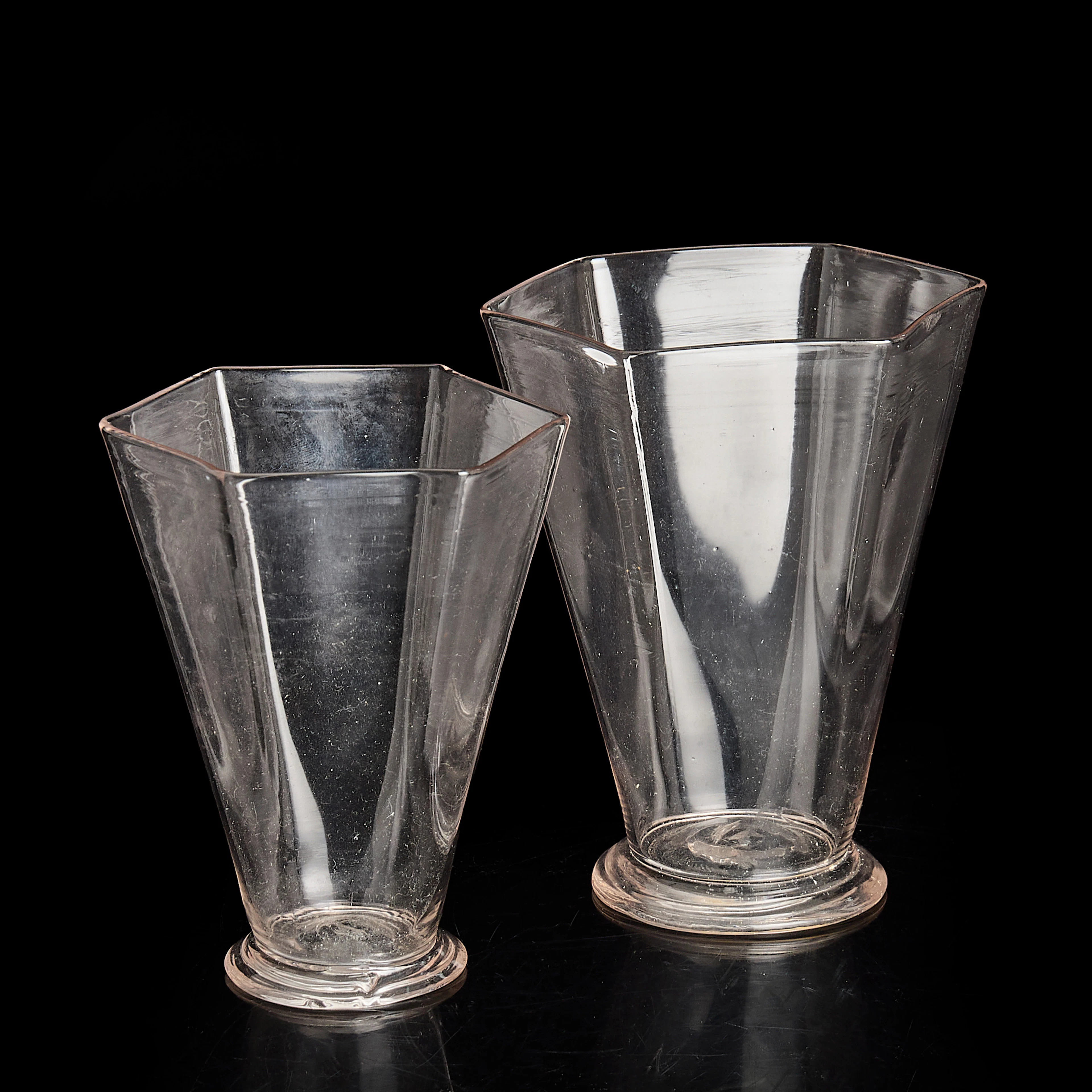 MVM CAPPELIN. Glas (2 st), tunnväggigt munblåst klarglas, hexagonal