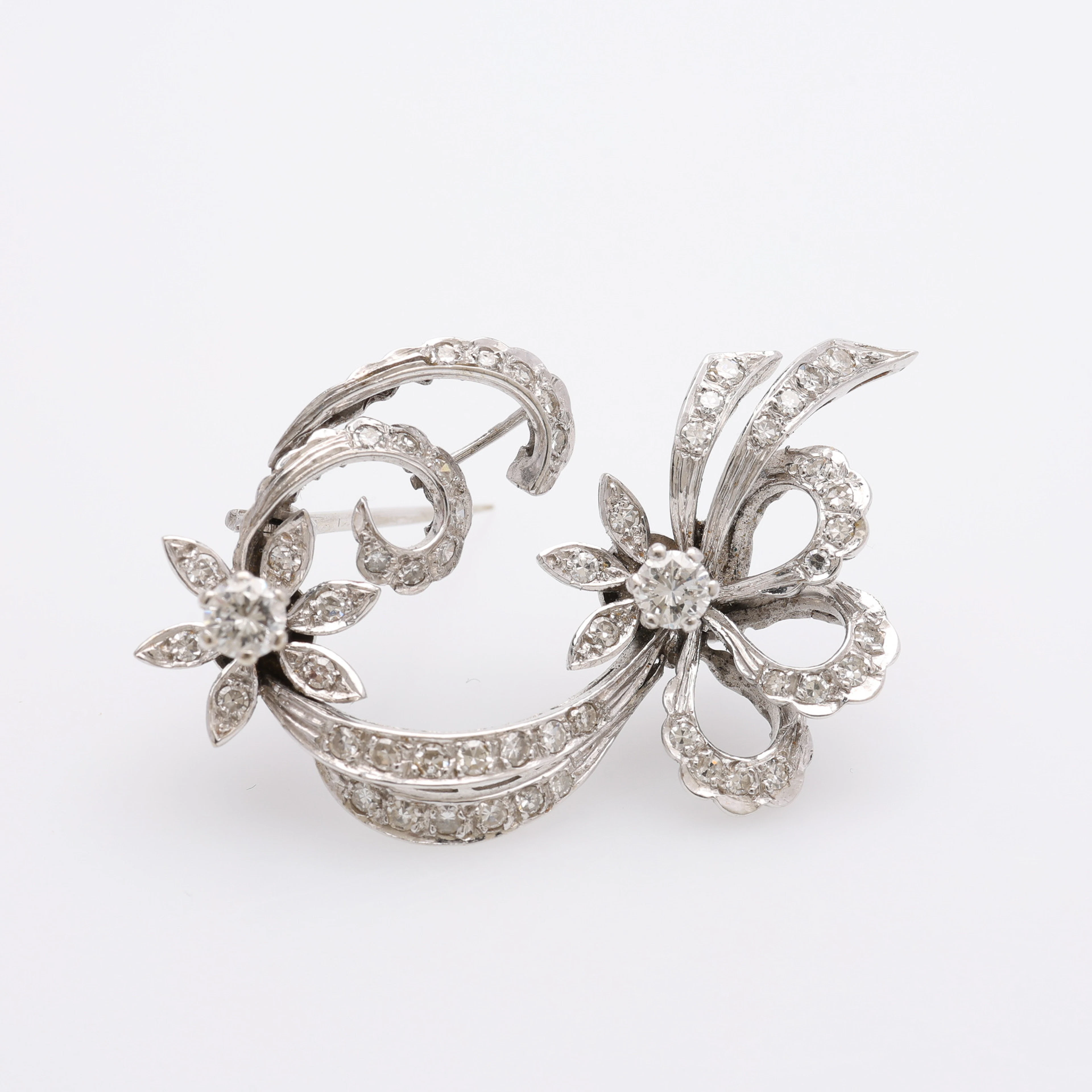 BROSCH, 18K VITGULD & BRILJANTER OM TOTALT CIRKA 1,3 CT, SAMMANLAGT 10,9 GRAM.