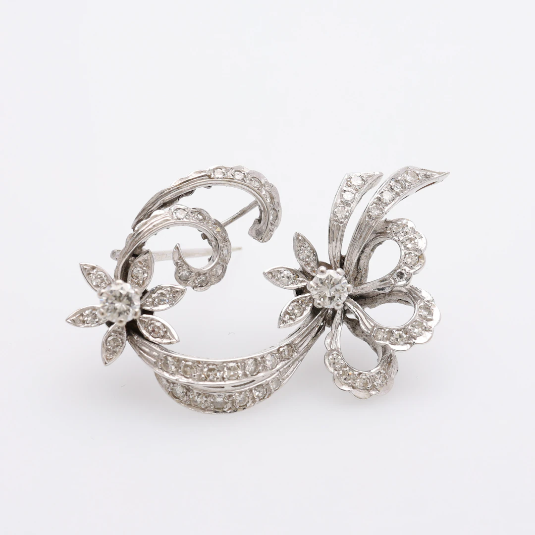 BROSCH, 18K VITGULD & BRILJANTER OM TOTALT CIRKA 1,3 CT, SAMMANLAGT 10,9 GRAM.