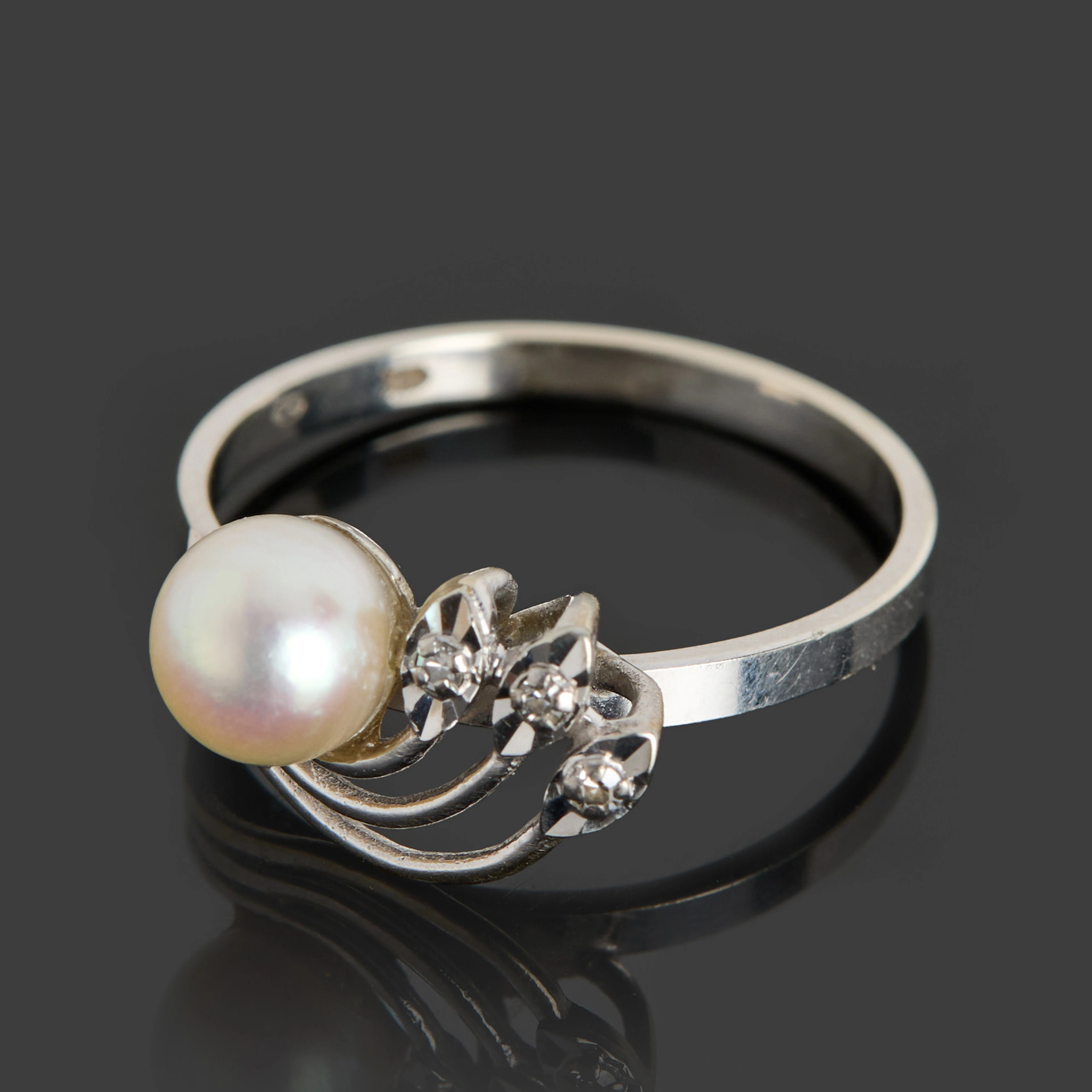 RING, 18k vitguld, genombruten dekor med en pärla samt 3 st enkelslipade