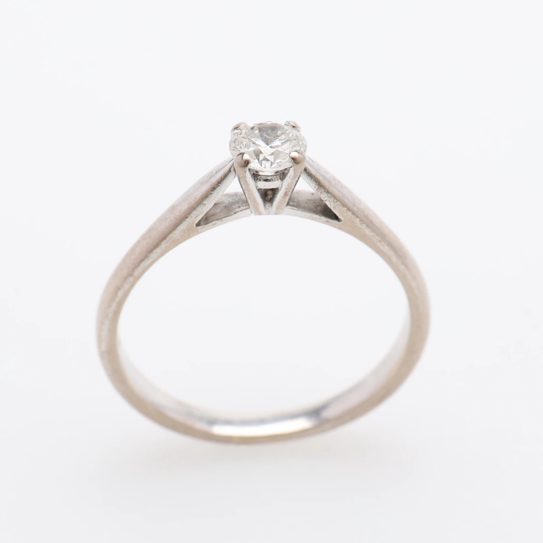 RING, 18K VITGULD & BRILJANT OM CIRKA 0,35 CT, BIRMINGHAM, 3,2 GRAM.