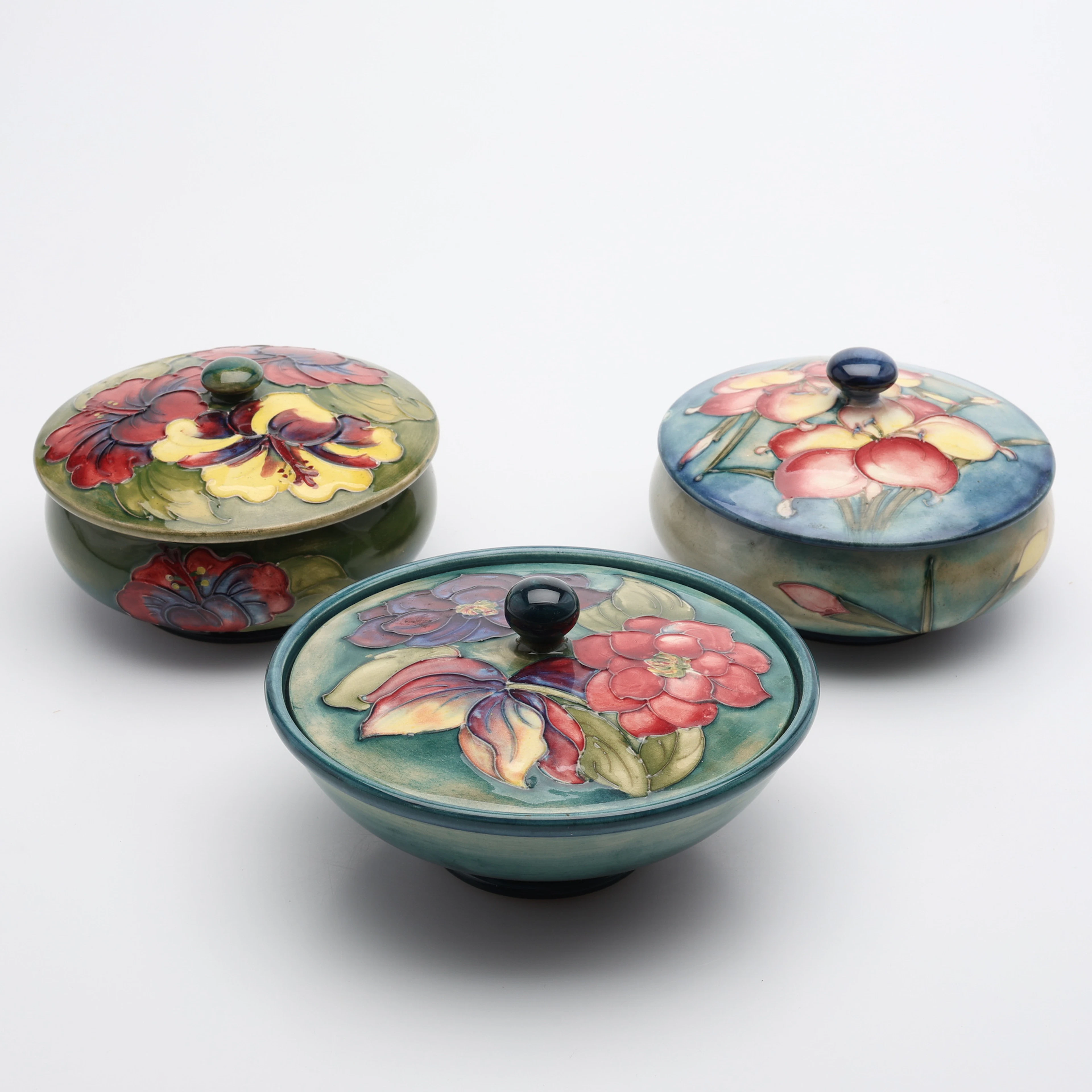 LOCKSKÅLAR, GLASERAT LERGODS, MOORCROFT, ENGLAND, 1900-TALETS ANDRA HÄLFT.