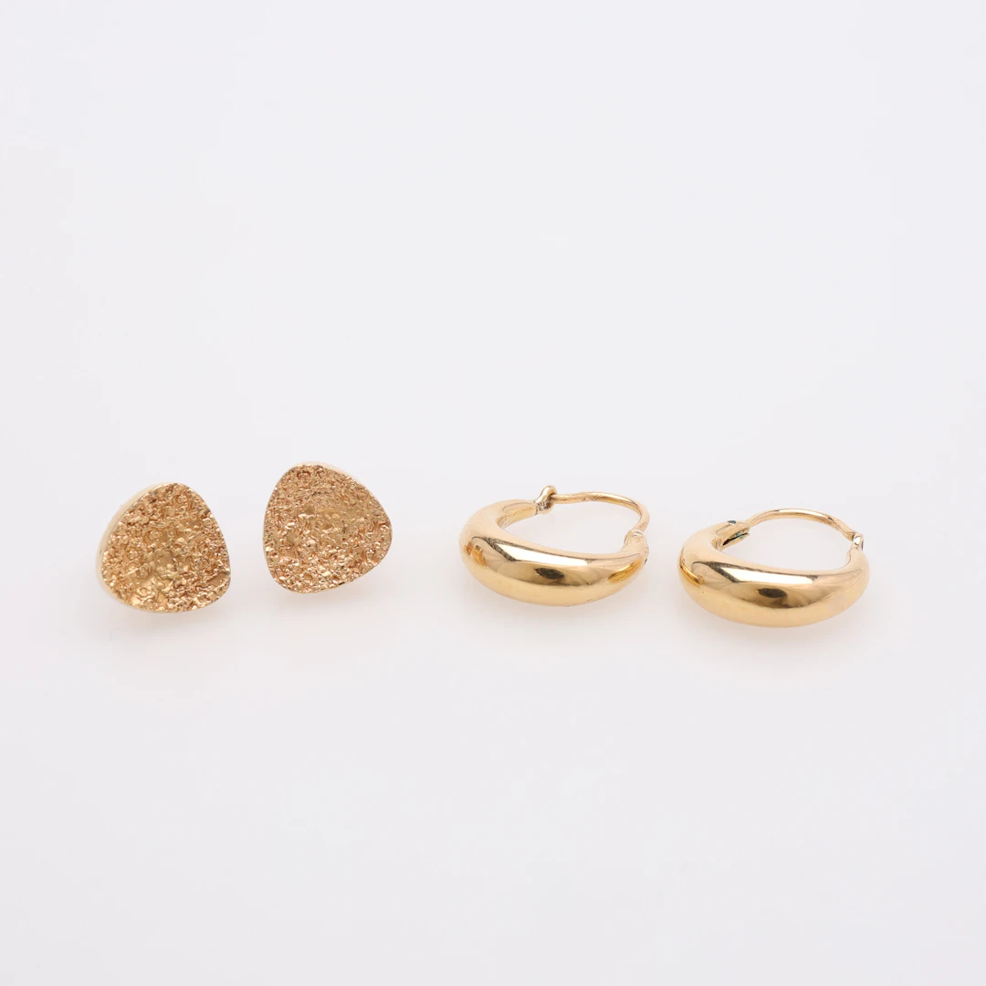 ÖRHÄNGEN, TVÅ PAR, 18K GULD, TOTAL VIKT CA 4 GRAM.