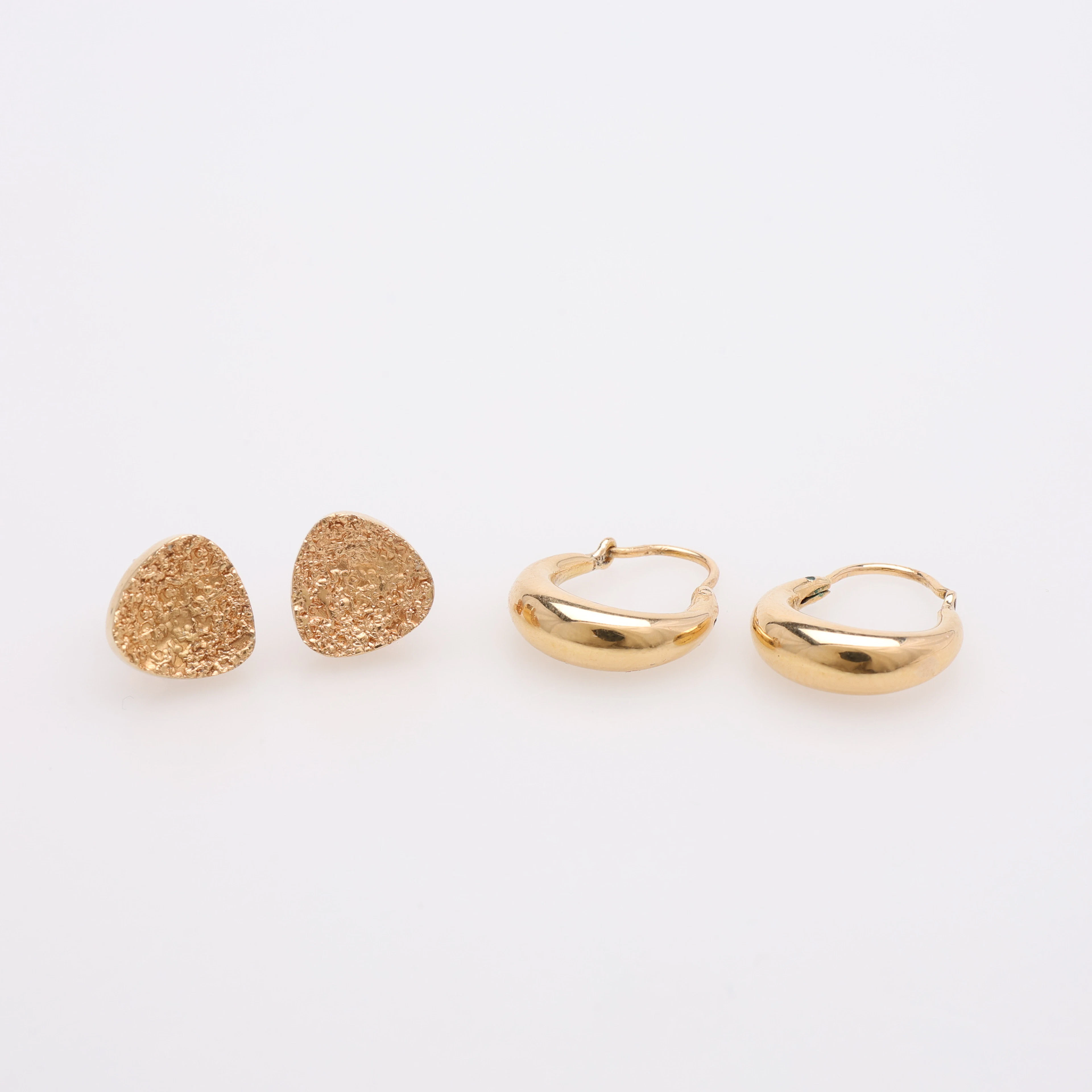 ÖRHÄNGEN, TVÅ PAR, 18K GULD, TOTAL VIKT CA 4 GRAM.