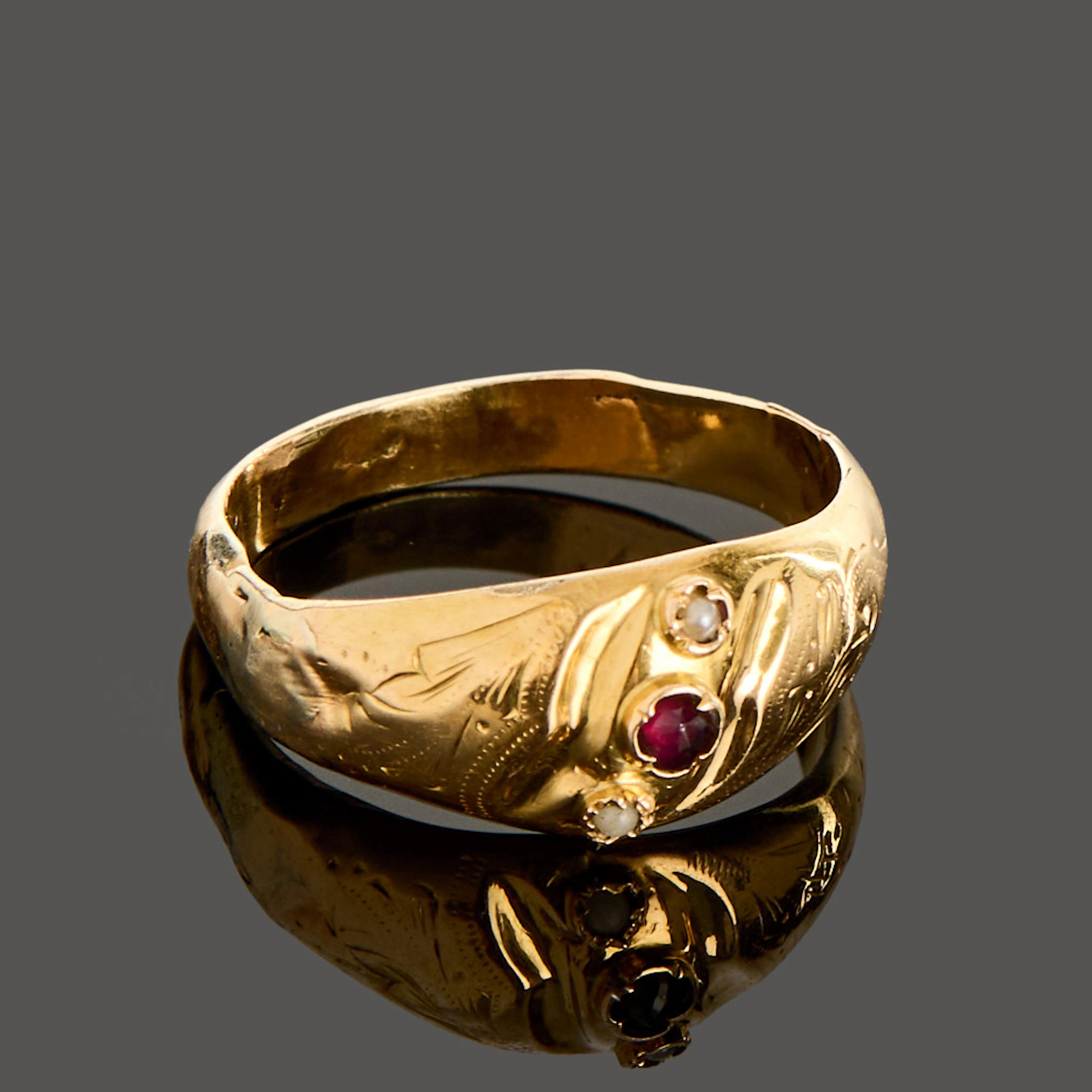 RING, 18k guld, ciselerad dekor med en granat samt två st fröpärlor