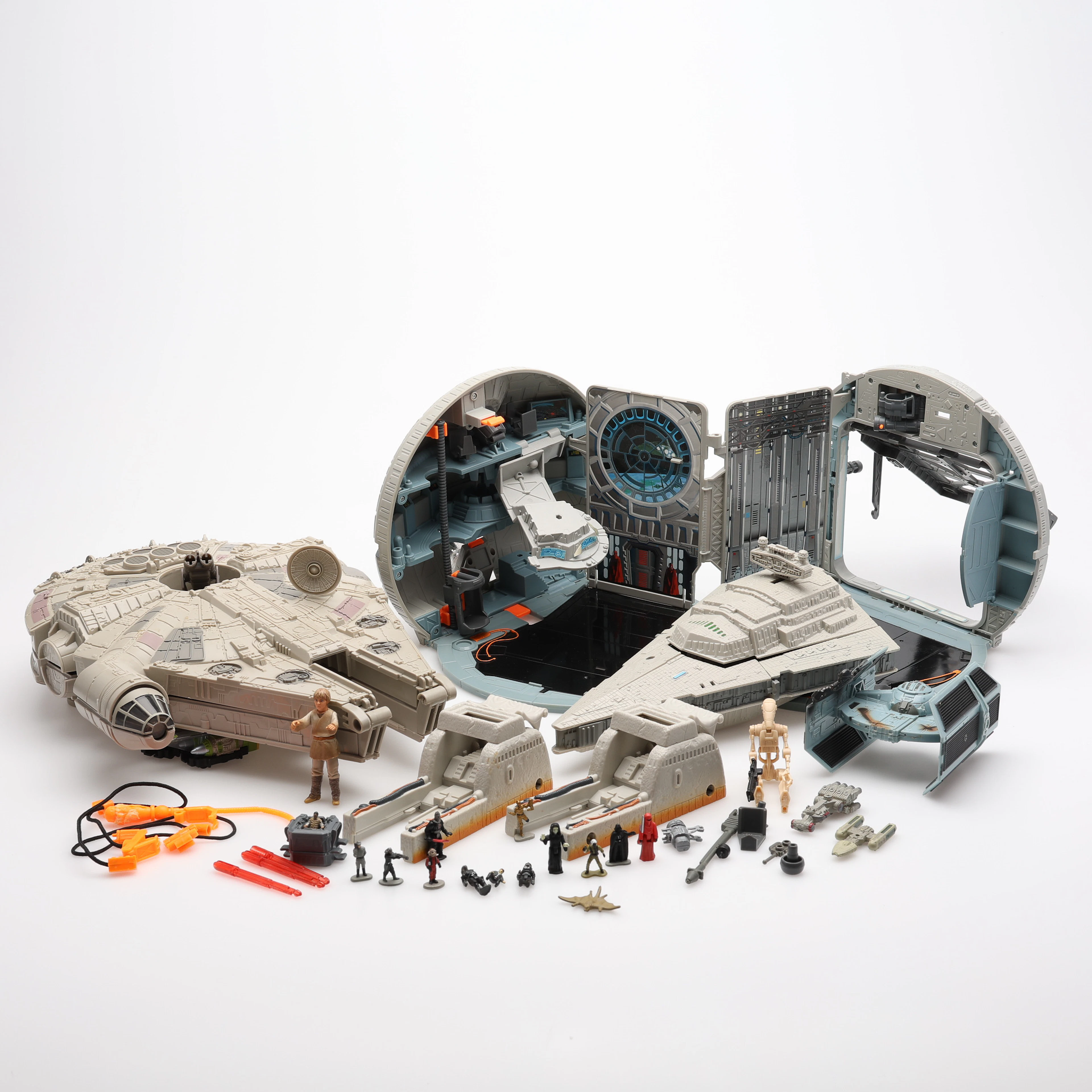 STAR WARS. BLAND ANNAT "MILLENIUM FALCON" SAMT FIGURER, 1990-TAL.