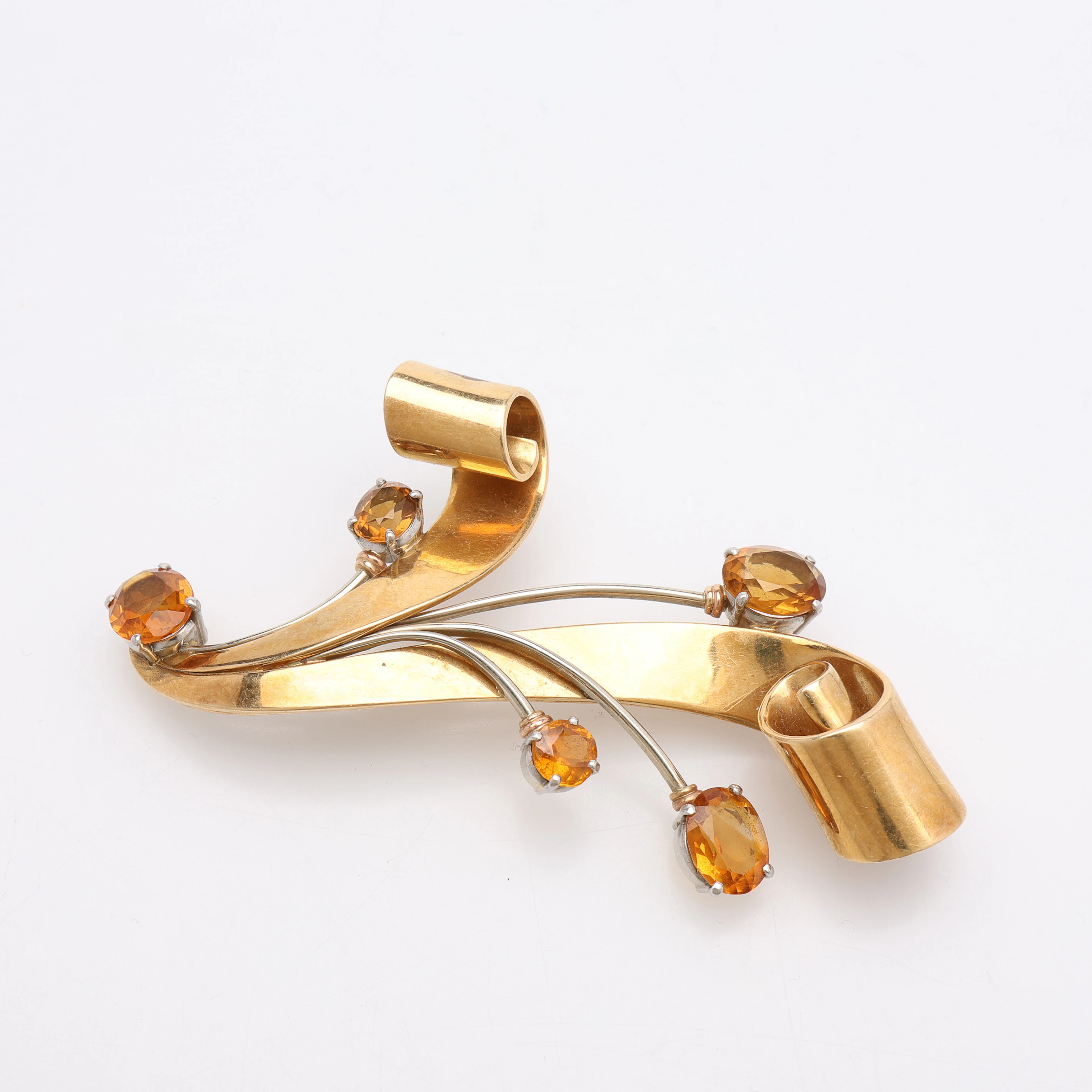 BROSCH, 14K GULD & ORANGE CITRINER, TOTALT 31,8 GRAM.