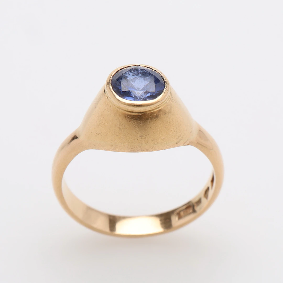 RING, 18K GULD & SAFIR, H. HELLSTRÖM, MOTALA, 1933, TOTALT 4,7 GRAM.