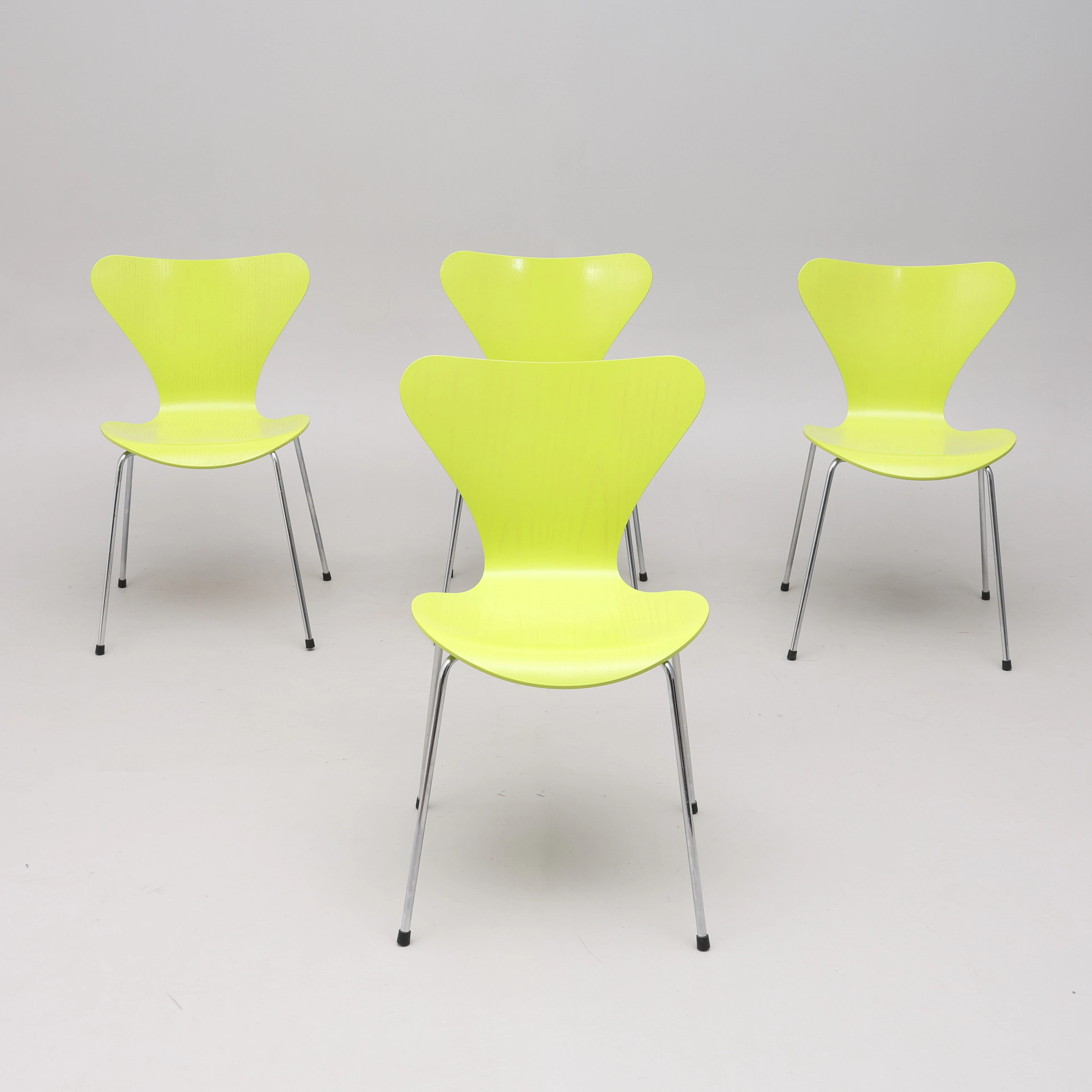 ARNE JACOBSEN. STOLAR, 4 ST, "SJUAN", FÖR FRITZ HANSEN, 1999.