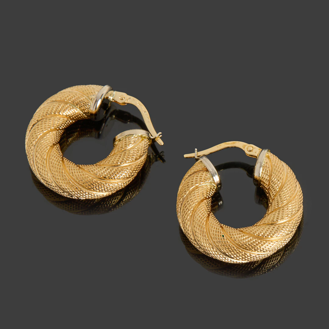 ÖRHÄNGEN, ett par, 18k guld, ringar med twistad dekor.